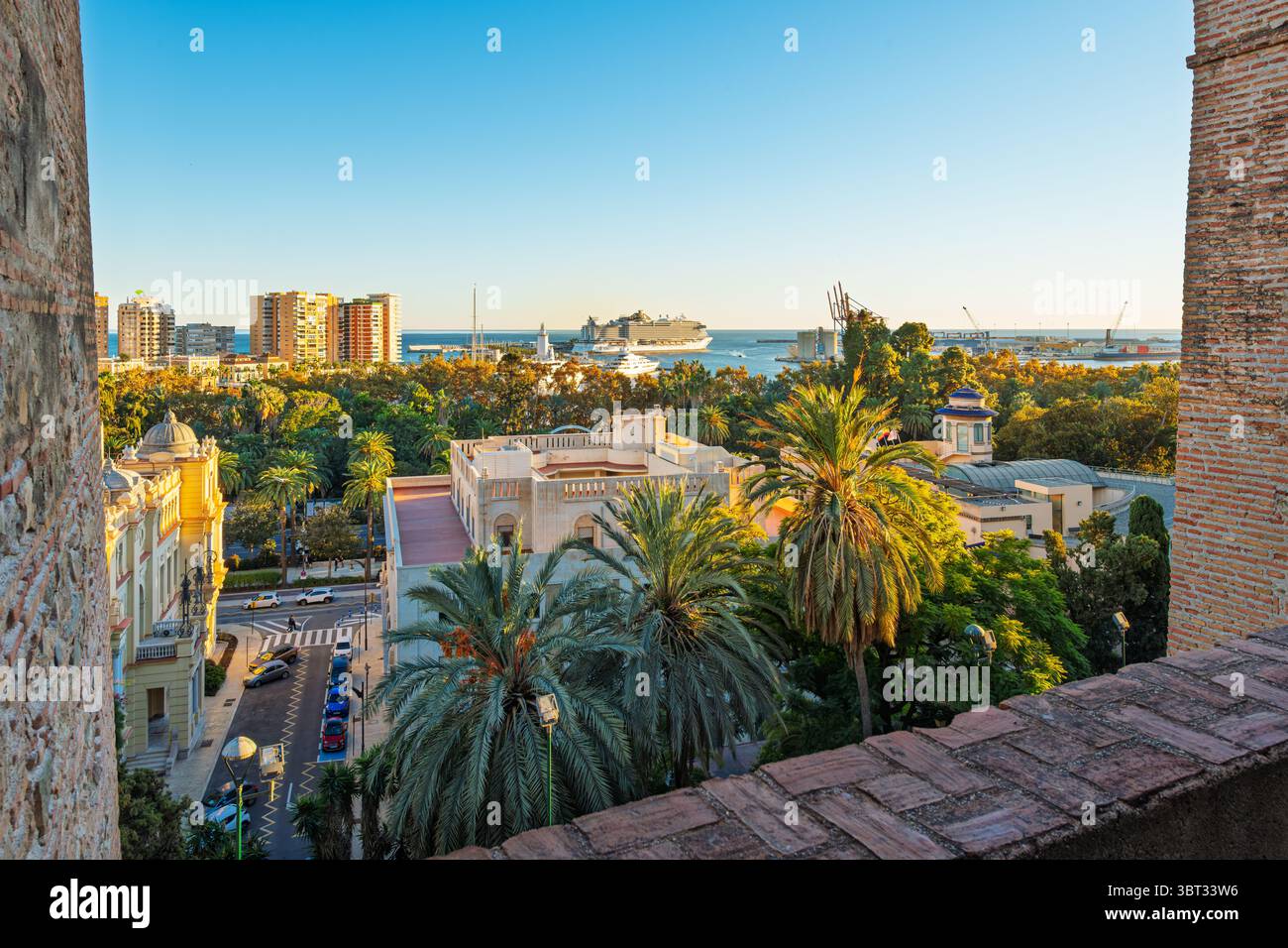 Vue depuis la forteresse médiévale mauresque perchée au sommet de la colline Alcazaba surplombant la ville balnéaire et le port de Malaga, Espagne. Banque D'Images