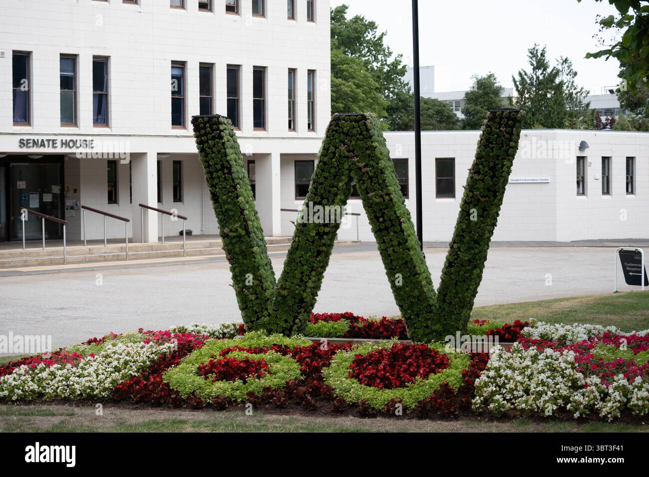 Affichage floral du 60e anniversaire de l'Université de Warwick, West Midlands, Angleterre, Royaume-Uni Banque D'Images