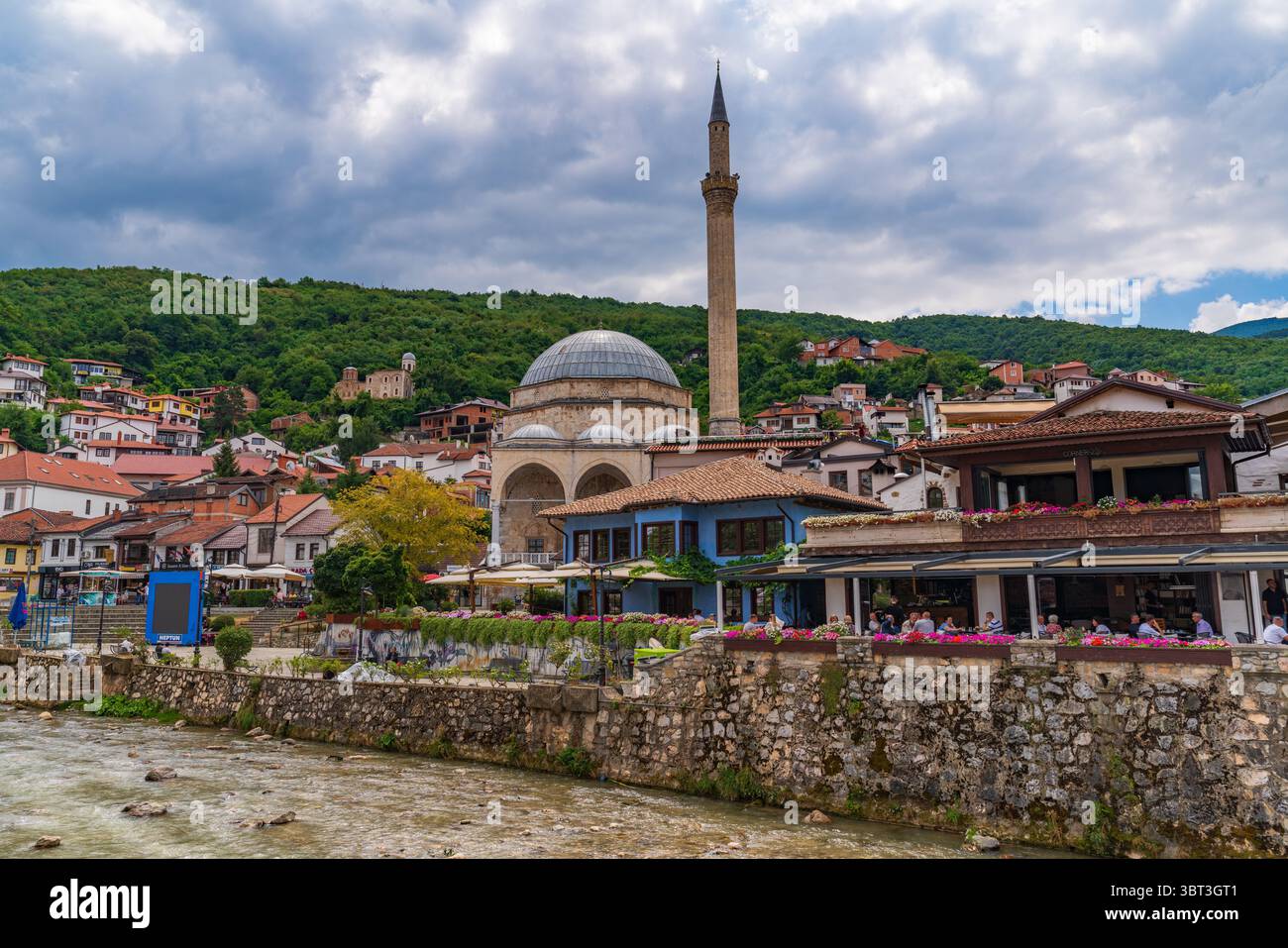 La vieille ville de Prizren et la mosquée Sinan Pacha au Kosovo Banque D'Images