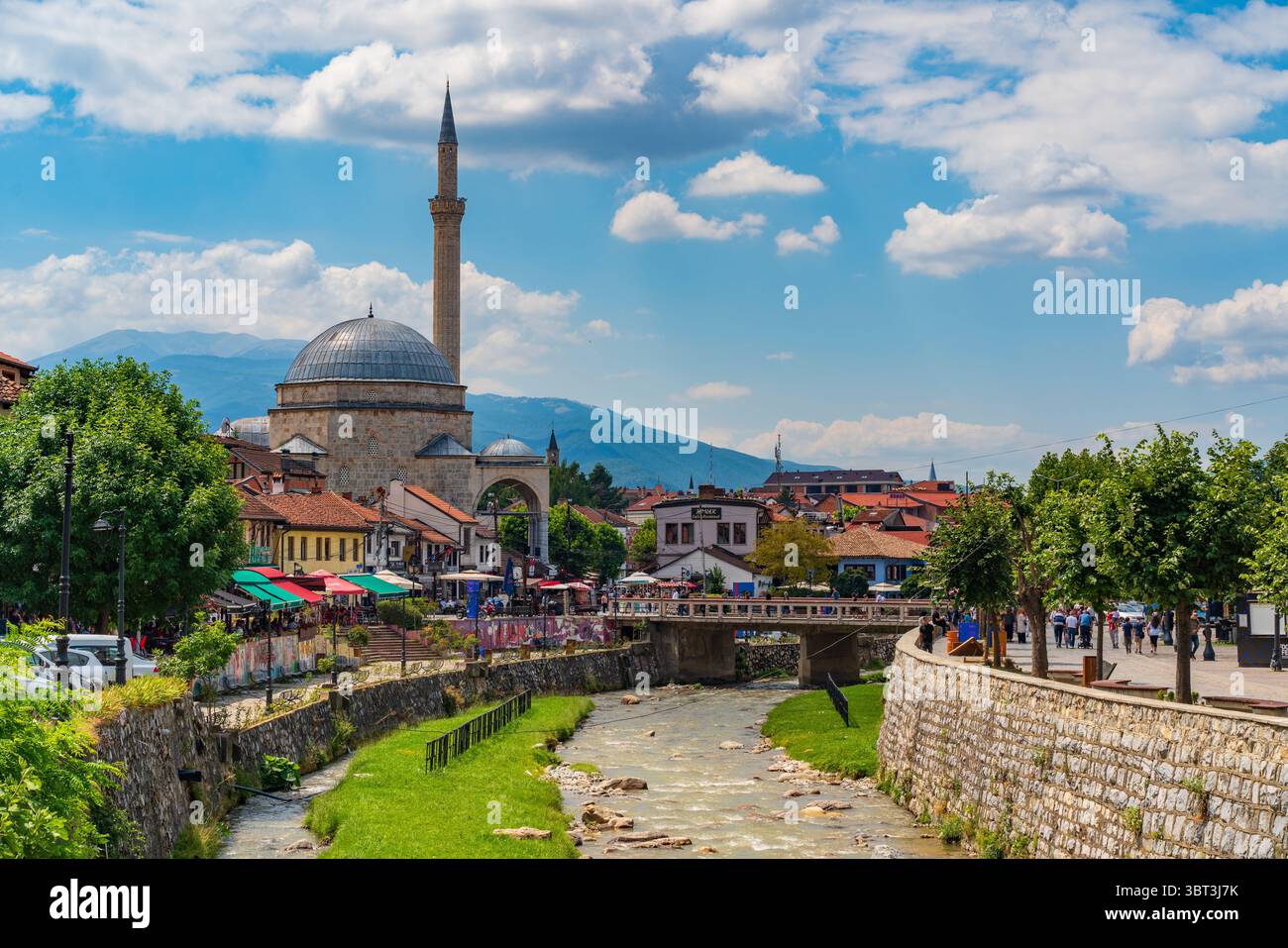 La vieille ville de Prizren et la mosquée Sinan Pacha au Kosovo Banque D'Images