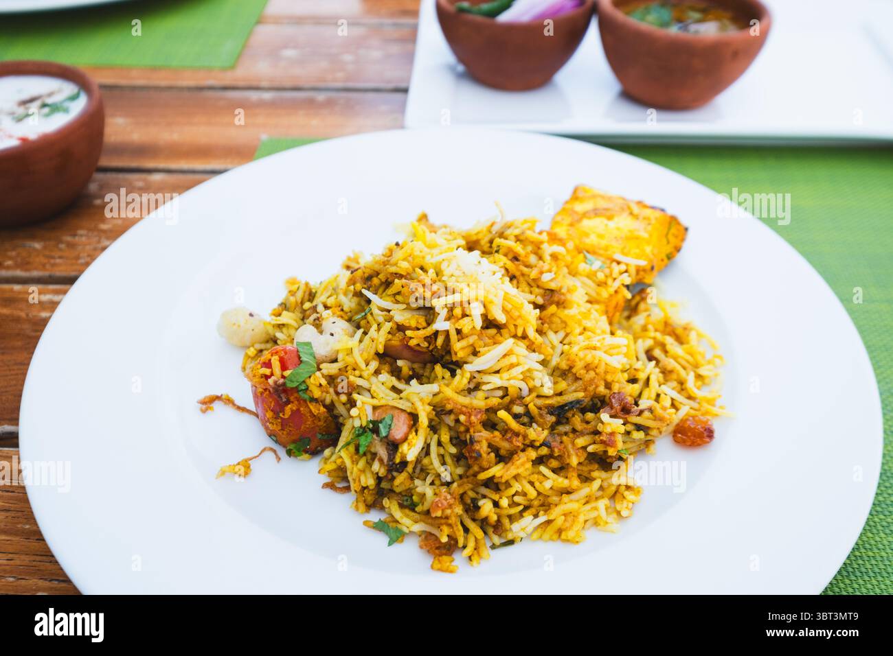 Paneer tikka biryani grillé, biryani végétal dans une plaque de céramique blanche, restaurant de cuisine indienne avec vue Banque D'Images