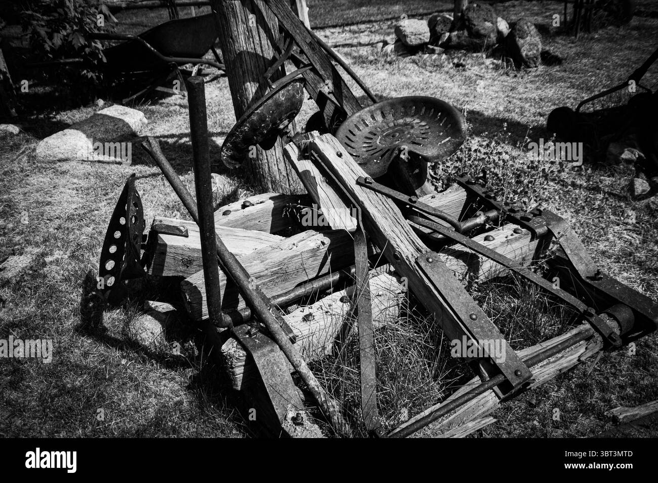 Art de cour inhabituel fait avec des sièges de tracteur en bois et vieux métal. Noir et blanc. Banque D'Images