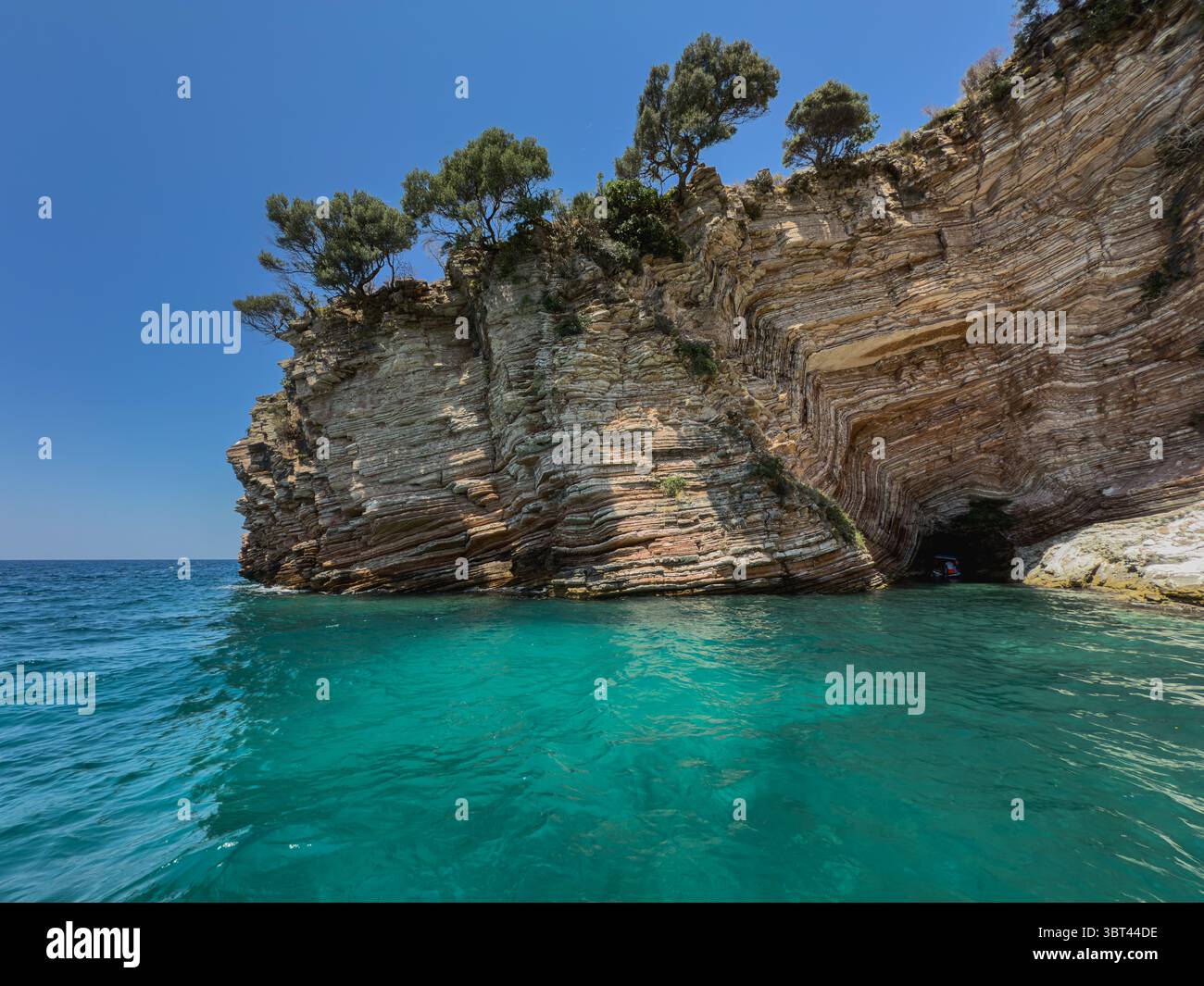 La grotte de Pigeon est un joyau caché le long de la côte ionienne près de Ksamil, en Albanie Banque D'Images