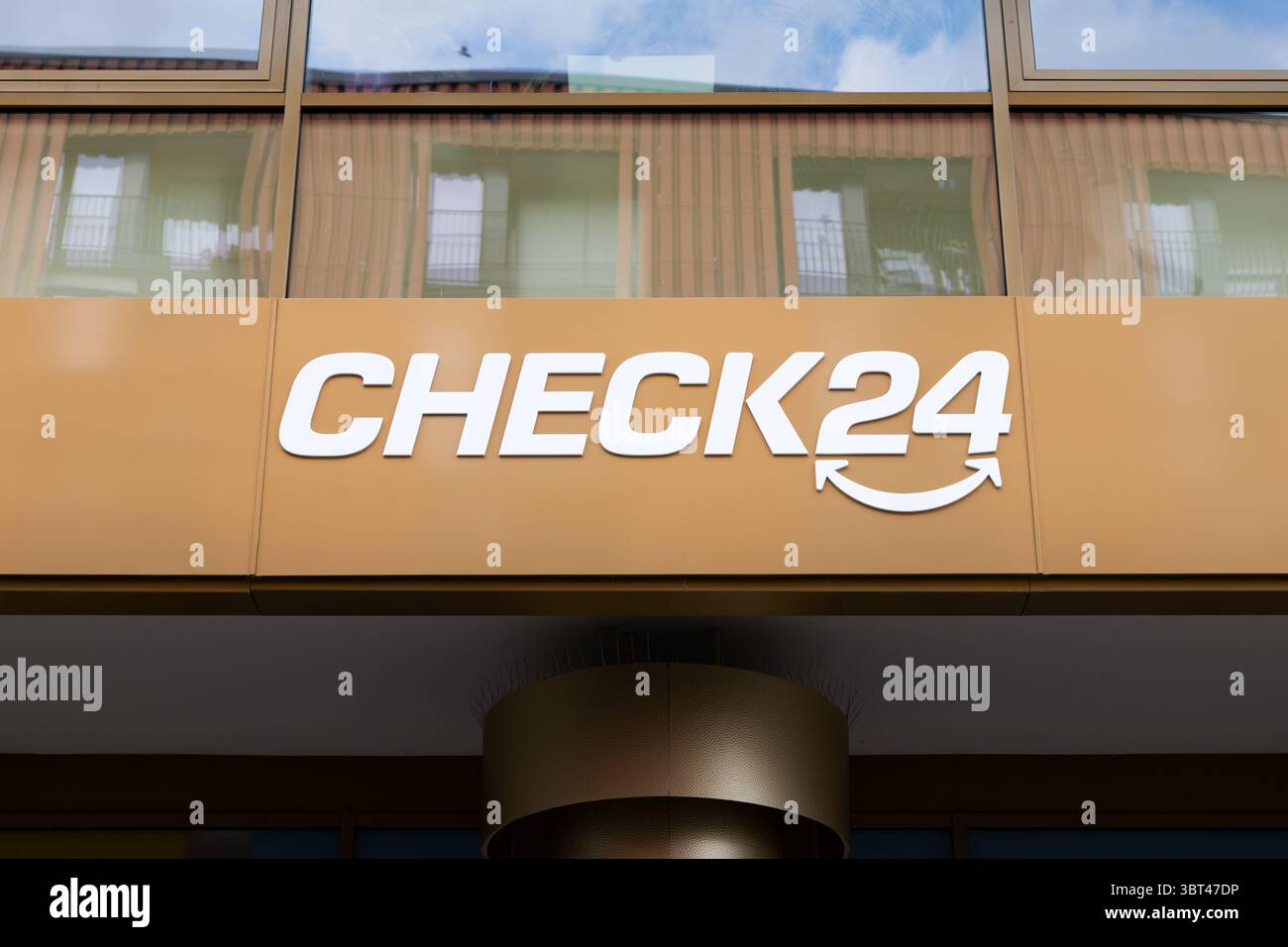 CHECK24 logo signe du portail de comparaison en ligne sur l'extérieur d'un bâtiment. Gros plan sur la signalisation de l'entreprise allemande. Plateforme pour comparer les prix. Banque D'Images