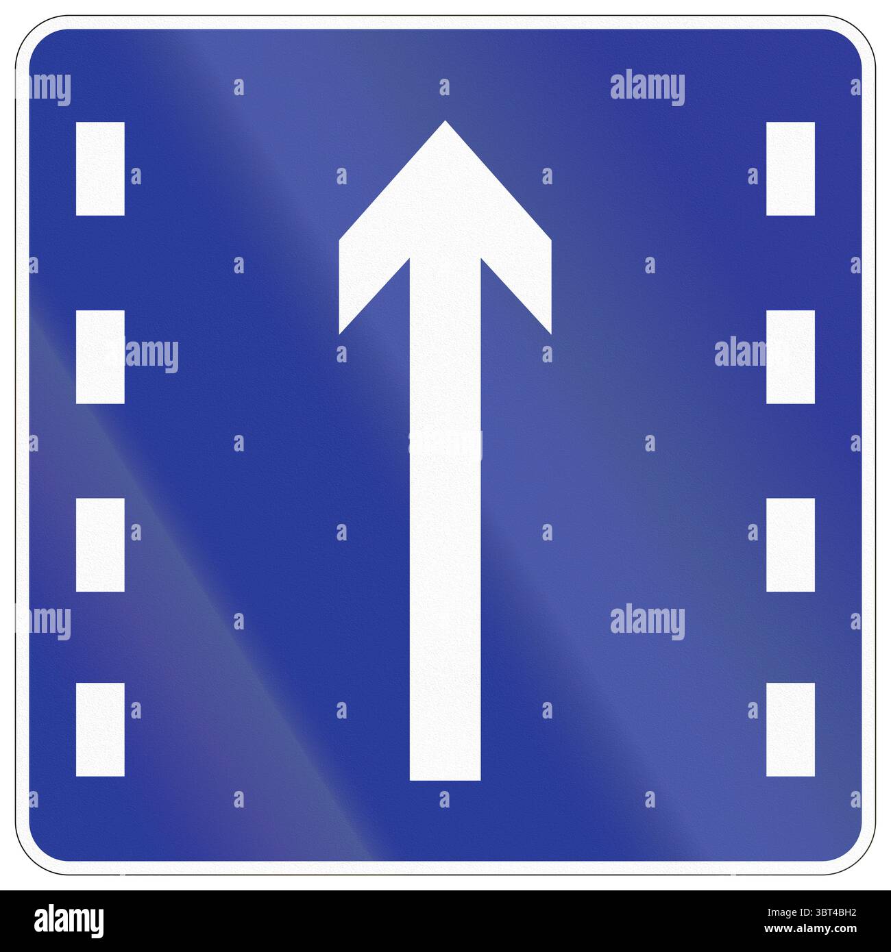 Panneau routier en Chine - Lane pour continuer tout droit. Banque D'Images