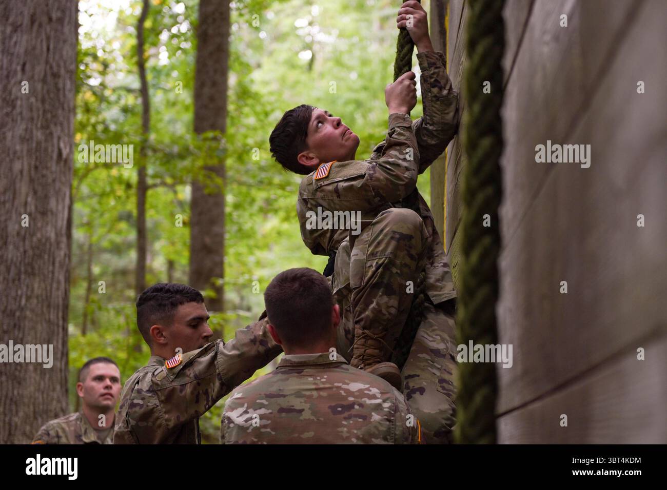 Le 18 septembre 2019 - joint base Langley-Eustis, Virginie, États-Unis - des soldats de la formation initiale de l'armée américaine aident un coéquipier à grimper un mur lors d'un exercice d'entraînement sur le terrain à joint base Langley-Eustis, Virginie, le 18 septembre 2019. Plus de 270 soldats ont participé à l'exercice de 72 heures qui les a mis au défi physiquement et mentalement. (Crédit image : © U.S. Air Force/ZUMA Wire/ZUMAPRESS.com) Banque D'Images