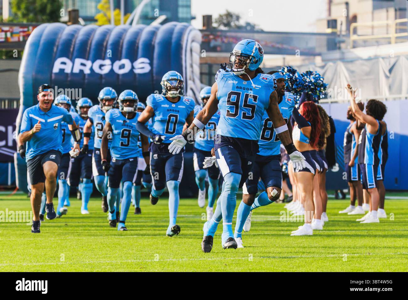 TORONTO, ON - JULY 04: The Toronto Argonauts enter the field before a Canadian Football League game between the Hamilton Tiger-Cats and the Toronto Argonauts on July 4, 2025, at BMO Field in Toronto, ON. (Photo by Mathew Tsang/Icon Sportswire) (Icon Sportswire via AP Images) Banque D'Images