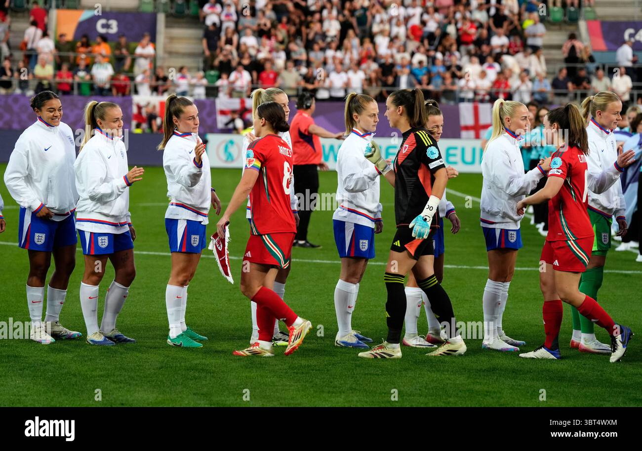 Les deux équipes se serrent la main avant un match de l'UEFA Women's Euro 2025 Group d à l'Arena réunis Gallen à tenu Gallen, Suisse. Date de la photo : dimanche 13 juillet 2025. Banque D'Images
