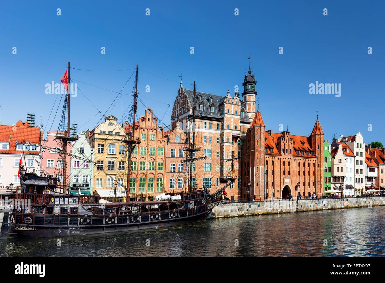 Gdansk, Pologne - 22 juillet 2017 : front de mer de la ville historique, bâtiments colorés et un voilier traditionnel, mettant en valeur la culture maritime dynamique o Banque D'Images