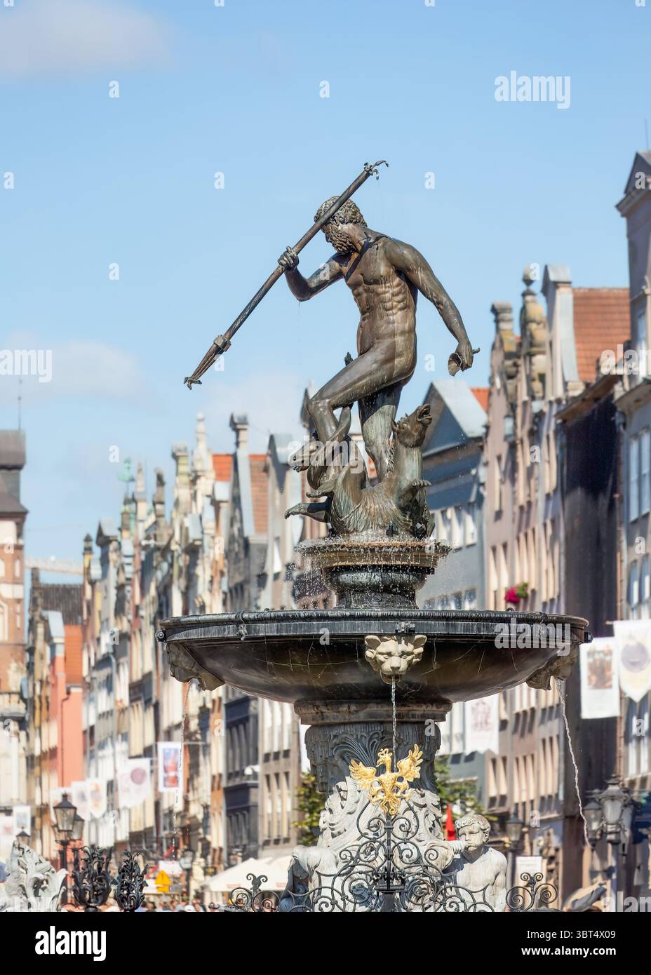 Gdansk, Pologne - 22 juillet 2017 : Fontaine de Neptune dans le centre historique de la ville avec une architecture étonnante et une vie urbaine dynamique, symbolisant maritime et Banque D'Images