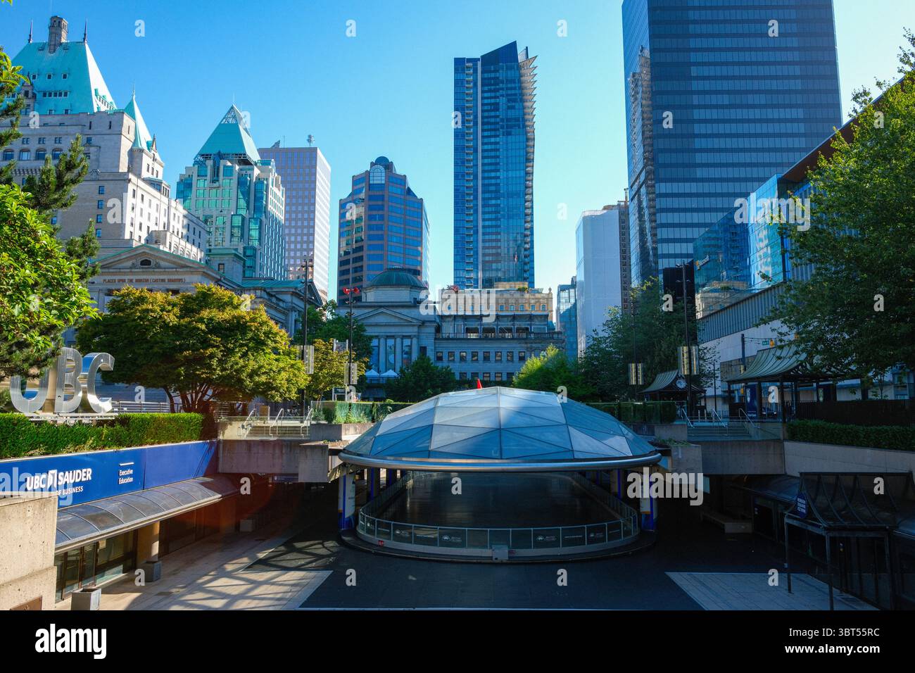 Robson Square et le campus du centre-ville de l'UBC avec l'hôtel Fairmont Vancouver à gauche dans le centre-ville de Vancouver, C.-B. La patinoire Robson Ice Skating est ci-dessous. Banque D'Images
