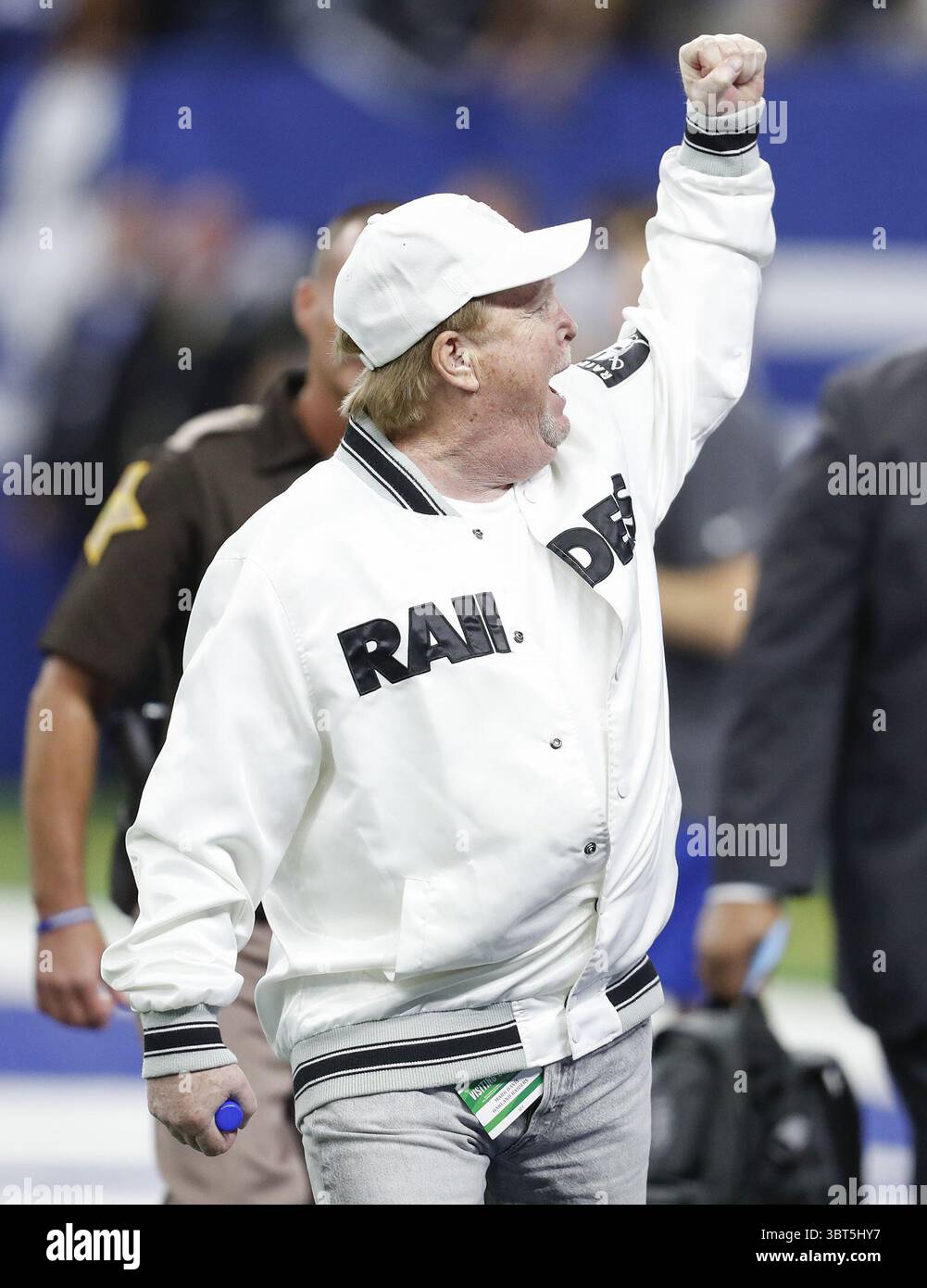 29 septembre 2019, Indianapolis, Indianapolis, États-Unis : Mark Davis, propriétaire des Oakland Raiders, réagit aux fans de Raider dans la foule avant un match contre les Colts d'Indianapolis au Lucas Oil Stadium à Indianapolis le dimanche 29 septembre 2019. Les Raiders ont gagné, 31-24. (Crédit image : © TNS via ZUMA Wire) Banque D'Images
