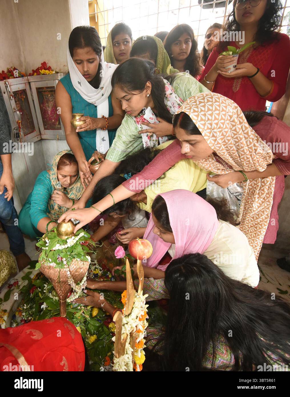 Inde. 14 juillet 2025. PATNA, INDE - 14 JUILLET : des dévots interprétant 'Jalabhishek' du seigneur Shiva le premier Puja Somwari (lundi) du mois Saint de Shravan, au temple Shiv, traversant la route ennuyeuse le 14 juillet 2025 à Patna, Inde. (Photo de Santosh Kumar/Hindustan Times/Sipa USA) crédit : Sipa USA/Alamy Live News Banque D'Images