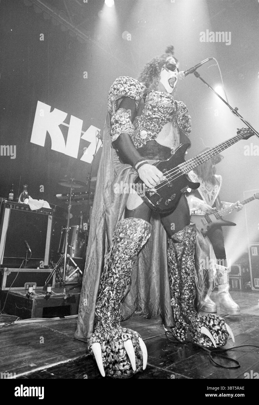 Kiss This White Theater, Whizgle News, Dutch Desk, pays-Bas, 1950 - 2000 on 10-11-1995. L'image montre ces rubriques. La scène capture une performance dynamique sur scène, dégageant une atmosphère électrique remplie d'énergie et d'excitation. Une figure de premier plan se tient à l'avant-garde, vêtue d'un costume élaboré avec des éléments métalliques chatoyants et des motifs audacieux. La tenue est ornée de détails accrocheurs, y compris des épaulettes surdimensionnées et une cape extravagante qui ajoute du drame à leur présence. Le visage de la figure est peint avec un maquillage saisissant, avec des contrastes frappants de bl Banque D'Images