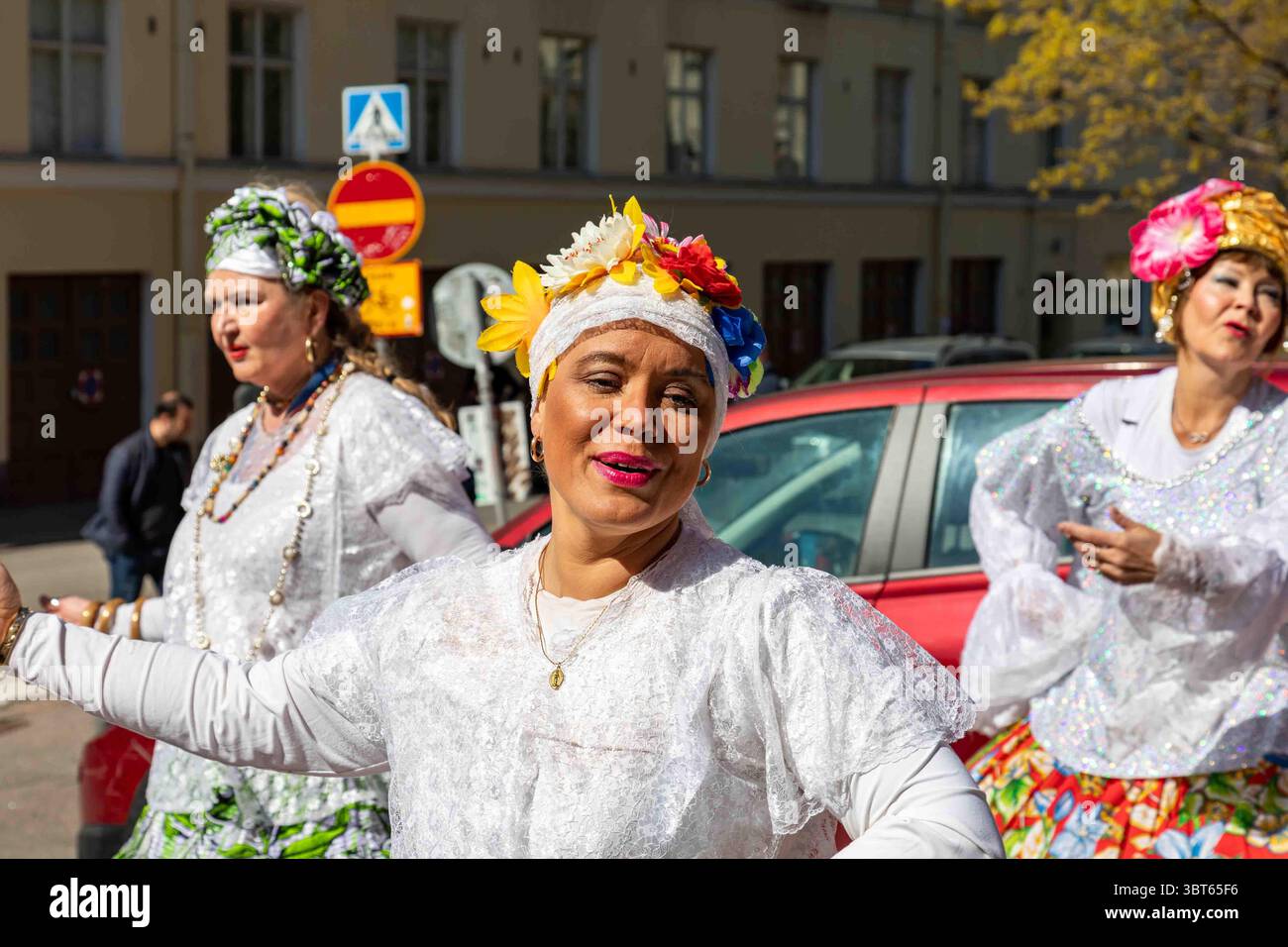 Imperio do Papagaio danseuses de l'école de samba au festival communautaire Kallio Kukkii 2025 dans le district de Kallio à Helsinki, Finlande Banque D'Images