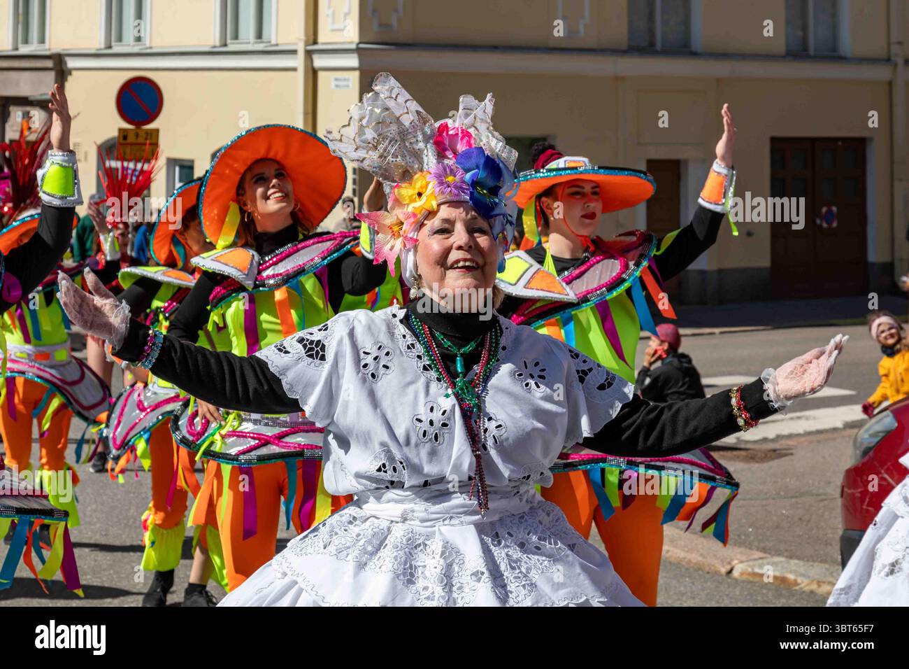Imperio do Papagaio danseuses de l'école de Samba au festival communautaire Kallio Kukkii 2025 dans le district de Kallio à Helsinki, Finlande Banque D'Images