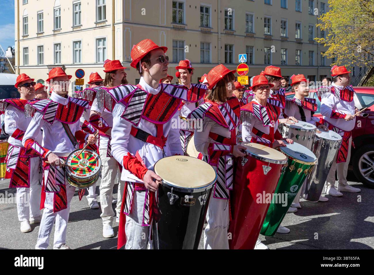 Bactéries du danger do Papagaio Samba School à Kallio Kukkii 2025 festival communautaire défilé de samba dans le district de Kallio à Helsinki, Finlande Banque D'Images