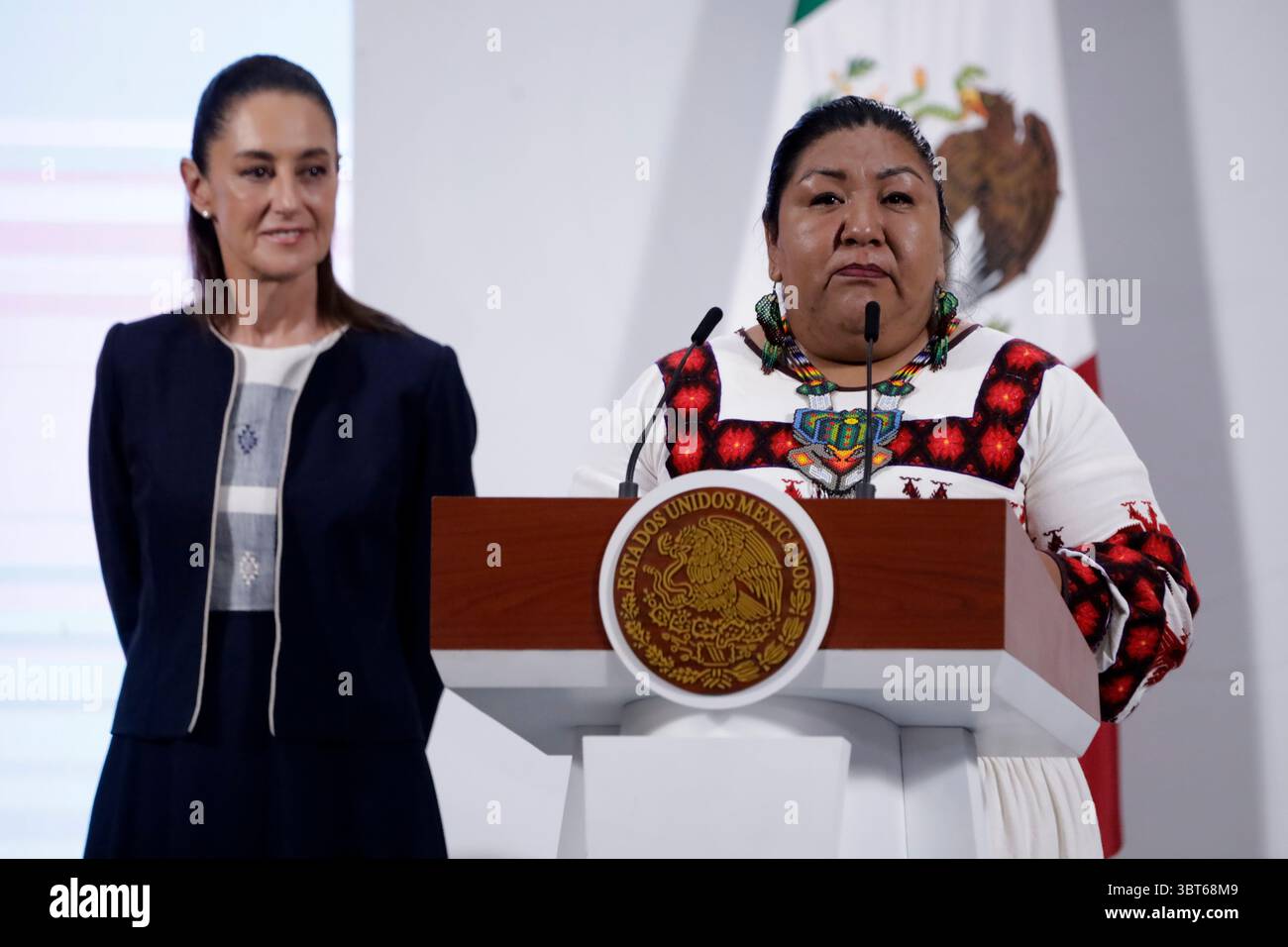 Mexico, Mexique. 14 juillet 2025. La Présidente du Conseil national pour la prévention de la discrimination, Claudia Morales Reza, parle de la route des sites sacrés de Wixarika, récemment inscrite sur la liste du patrimoine mondial de l’UNESCO au Palais national. Le 14 juillet 2025 à Mexico, Mexique. (Crédit image : © Luis Barron/eyepix via ZUMA Press Wire) USAGE ÉDITORIAL SEULEMENT ! Non destiné à UN USAGE commercial ! Crédit : ZUMA Press, Inc/Alamy Live News Banque D'Images