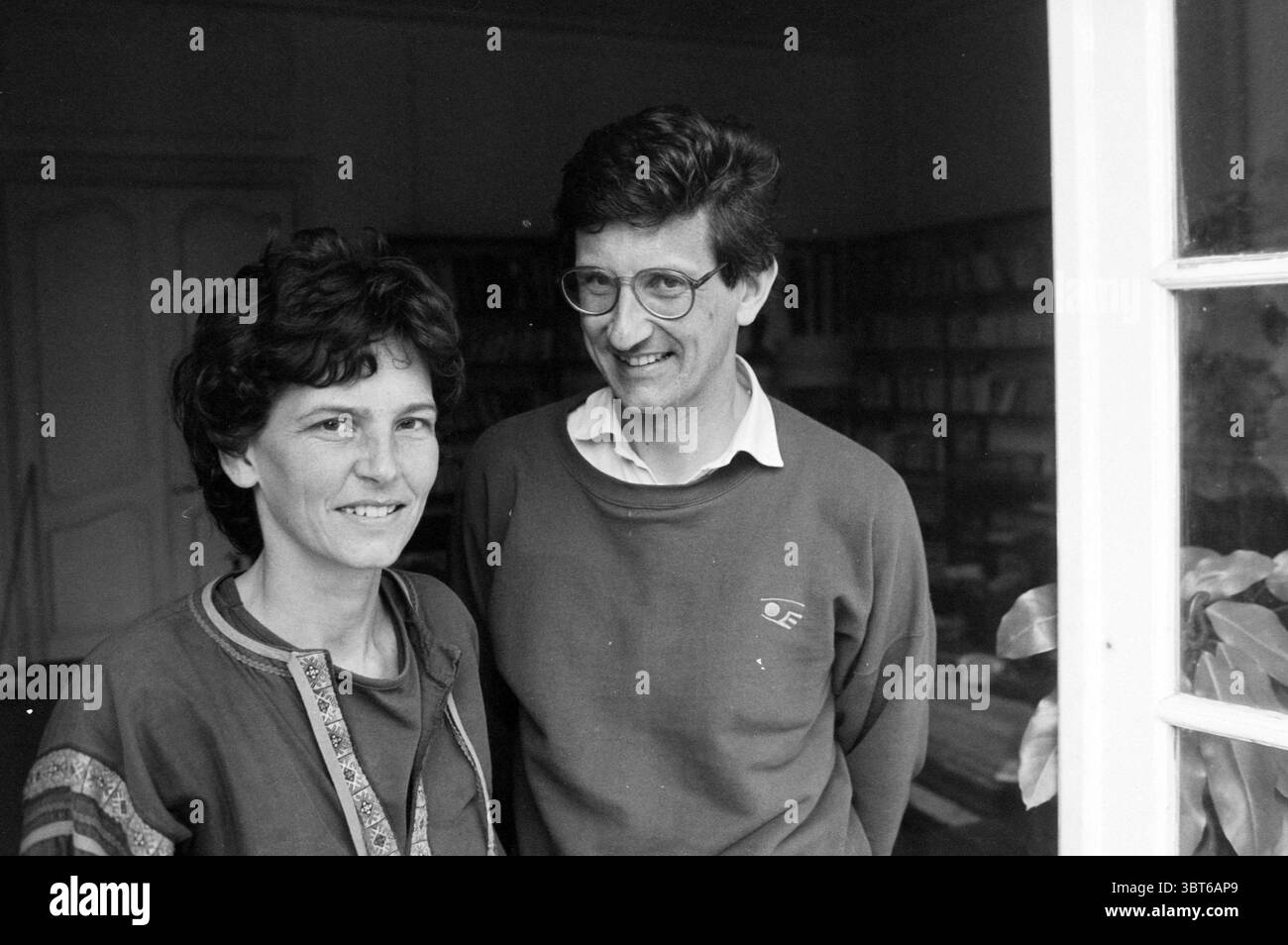 Mari et femme de Rosmalen dissertation on Tanzania Persons, Whizgle News, Dutch Desk, pays-Bas, 1950 - 2000 on 25-05-1988. L'image inclut ces rubriques. Dans la scène, deux individus se tiennent proches les uns des autres, légèrement souriants, avec une ambiance intime et amicale. La première personne a des cheveux foncés de longueur moyenne et touffus et porte un vêtement à motifs qui apporte une touche de chaleur avec ses couleurs riches et ses motifs complexes. Leur expression véhicule confiance et aisance. À côté d'eux, le deuxième individu a des cheveux ondulés et plus foncés qui semblent soigneusement stylisés et des lunettes de sport qui ajoutent un érudit Banque D'Images