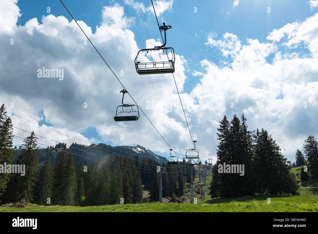Deux remontées mécaniques vides et inoccupées en été, Chatzenberg, Alpes suisses. Remontée mécanique vide et inoccupée en été, Chatzenberg, Alpes suisses. Suisse, Canton préparé Gallen. Ciel avec des nuages. Randonnée, voyages, tourisme, destination, loisirs, activité de loisirs. suisse_B97A8414 Banque D'Images