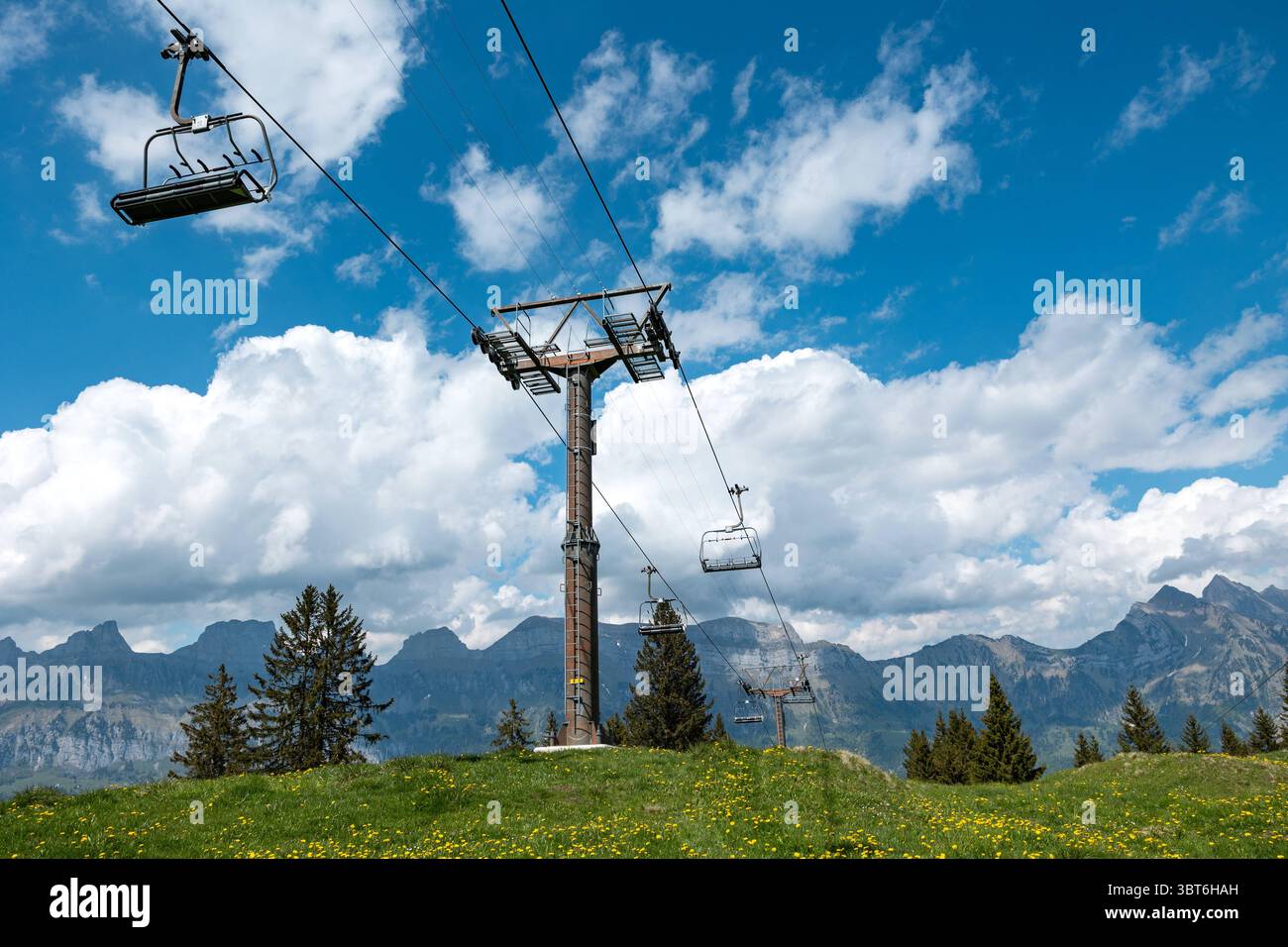 Remontée mécanique vide et inoccupée en été, Chatzenberg, Alpes suisses. Remontée mécanique vide et inoccupée en été, Chatzenberg, Alpes suisses. Suisse, Canton préparé Gallen. Ciel avec des nuages. Randonnée, voyages, tourisme, destination, loisirs, activité de loisirs. suisse_B97A8415 Banque D'Images