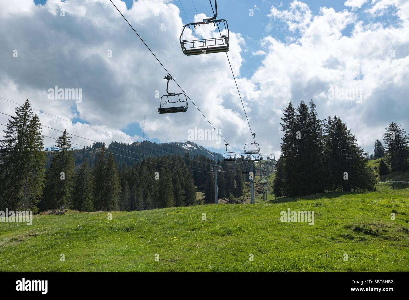 Deux remontées mécaniques vides et inoccupées en été, Chatzenberg, Alpes suisses. Remontée mécanique vide et inoccupée en été, Chatzenberg, Alpes suisses. Suisse, Canton préparé Gallen. Ciel avec des nuages. Randonnée, voyages, tourisme, destination, loisirs, activité de loisirs. suisse_B97A8413 Banque D'Images