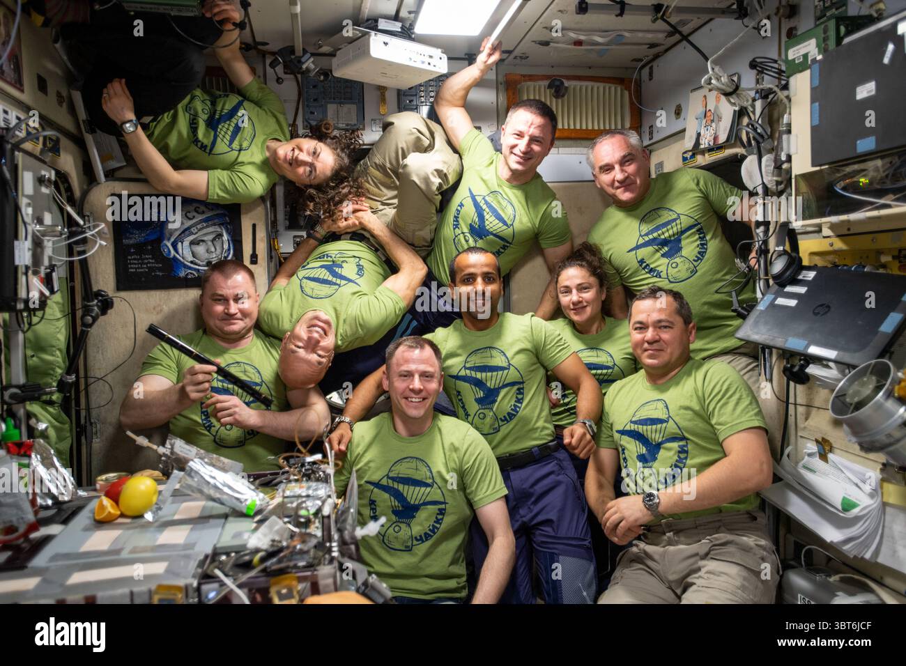 26 septembre 2019 - atmosphère terrestre - les neuf résidents de la Station spatiale internationale posent pour un portrait à l'intérieur du module de service Zvezda. Dans la rangée du bas, à partir de la gauche, se trouvent le cosmonaute Alexey Ovchinin, les astronautes Luca Parmitano et Nick Hague, l'astronaute en visite Hazzaa Ali Almansoori des Émirats arabes Unis, l'astronaute Jessica Meir et le cosmonaute Oleg Skripochka. Au sommet se trouvent les astronautes Christina Koch et Andrew Morgan avec le cosmonaute Alexander Skvortsov. (Crédit image : © NASA/ZUMA Wire/ZUMAPRESS.com) Banque D'Images