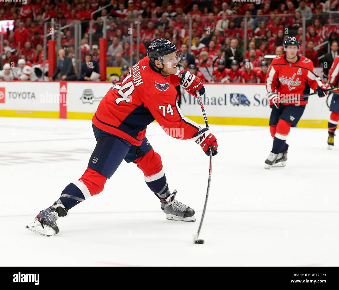 5 octobre 2019 : le défenseur des Capitals de Washington (74) John Carlson tire lors d'un match de la LNH opposant les Capitals de Washington aux Hurricanes de Caroline au Capital One Arena de Washington DC Justin Cooper/CSM(crédit image : &copy ; Justin Cooper/CSM via ZUMA Wire) Banque D'Images