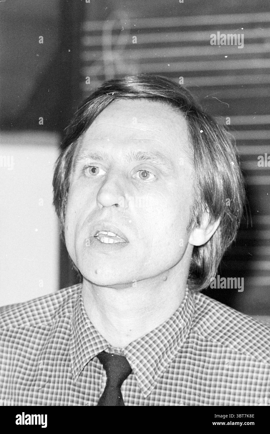 Portrait du directeur de Fesam Haarlem pays-Bas ., Whizgle News, Dutch Desk, pays-Bas, 1950 - 2000. Voici les rubriques de l'image. La scène met en scène un homme aux cheveux de couleur claire, stylisé d'une manière qui semble légèrement touffue. Il est habillé d'une chemise à carreaux avec un motif visible composé de fines lignes aux couleurs contrastées, complétées par une cravate solide. Son expression suggère qu'il est engagé dans une discussion réfléchie, avec sa bouche légèrement ouverte comme s'il était au milieu de la parole. L'arrière-plan est subtilement flou, avec probablement des tons neutres qui ne distra pas Banque D'Images