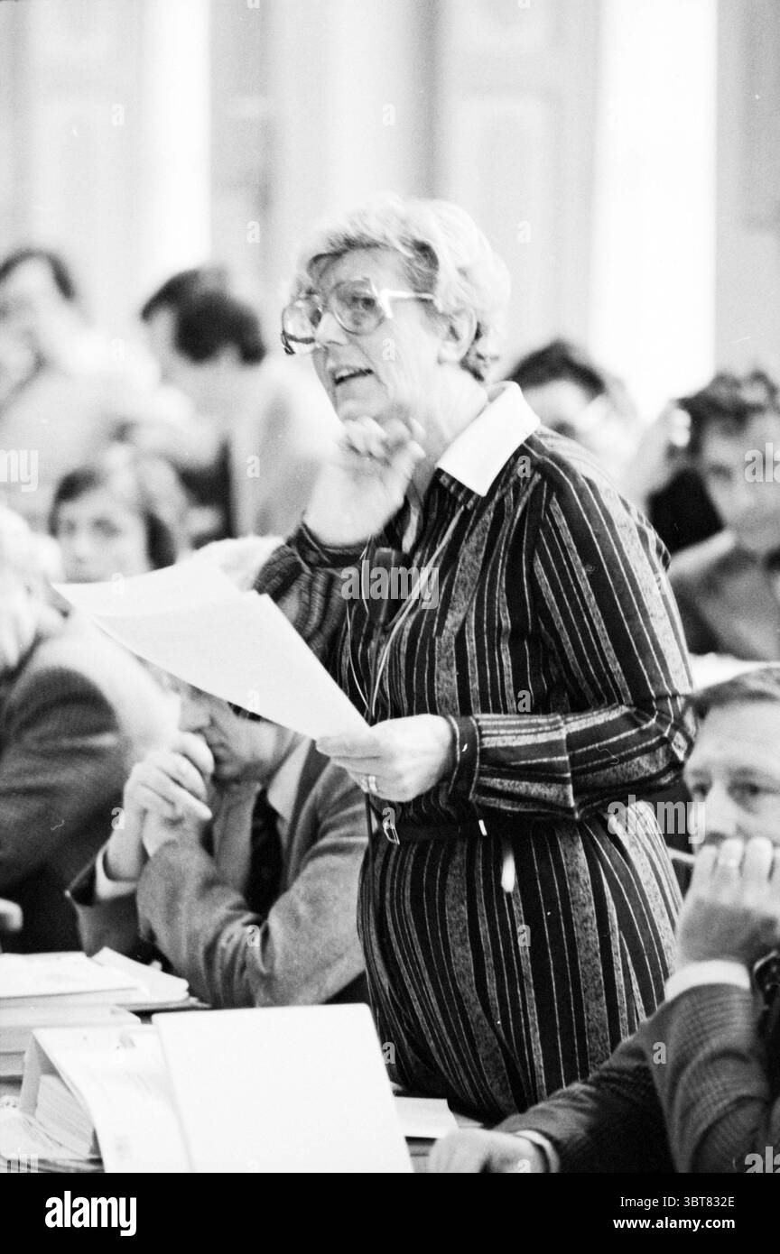 Budget Conseil municipal de Haarlem Haarlem Haarlem pays-Bas, Whizgle News, Dutch Desk, pays-Bas, 1950 - 2000 le 04-11-1981. L'image contient ces rubriques. La scène se déroule dans un environnement formel de réunion ou d'Assemblée législative, caractérisé par une longue table rectangulaire entourée de personnes assises. La décoration semble classique, avec une pièce bien éclairée aux tons discrets, reflétant éventuellement un cadre historique ou gouvernemental. Au premier plan, une femme se tient debout, commandant l'attention avec sa posture. Elle a un visage expressif, portant des lunettes qui accentuent son engag Banque D'Images