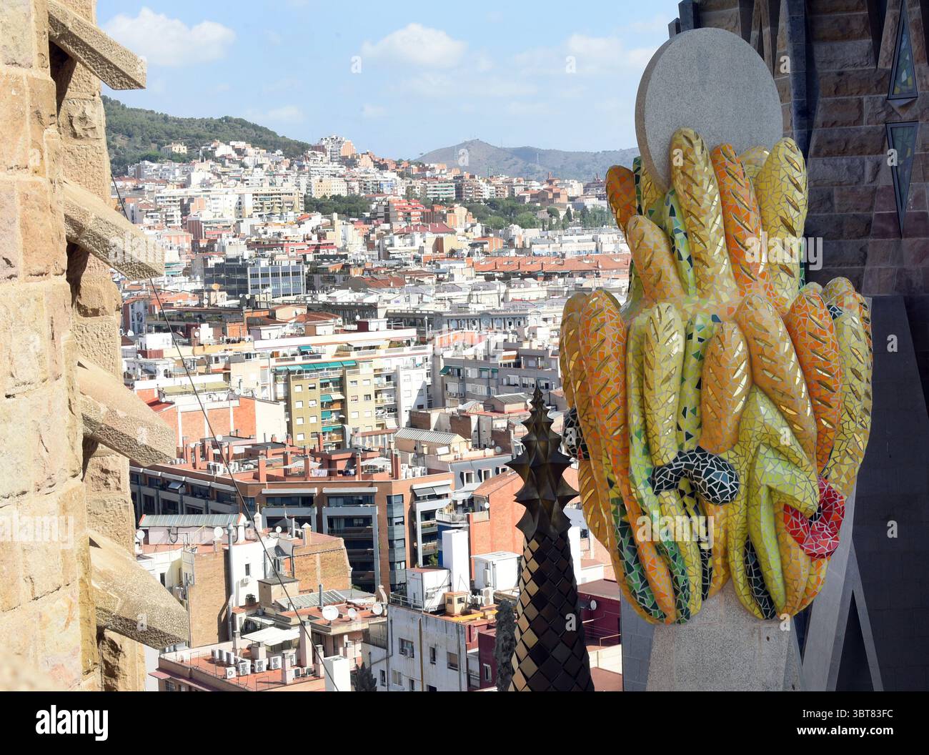 Barcelone, Espagne. 14 juillet 2023. La photo montre une vue de la ville depuis une tour de la célèbre cathédrale de la Sagrada Familia à Barcelone. Le site classé au patrimoine mondial de l'UNESCO a été conçu par Antoni Gaudi et est en construction depuis 1882. Crédit : Waltraud Grubitzsch/dpa/Alamy Live News Banque D'Images