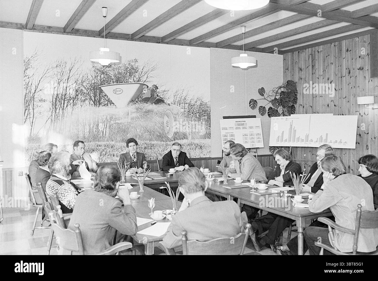 Vicon usine de machines agricoles Nieuw-Vennep conférence de presse ? Nieuw-Vennep, Whizgle News, Dutch Desk, pays-Bas, 1950 - 2000 sur 02-1977. Voici les rubriques de l'image. Dans ce cadre, une grande salle de conférence est remplie d'une longue table rectangulaire entourée de nombreuses personnes engagées dans la discussion. La chambre dispose d'un lambris en bois chaleureux sur les murs, créant une atmosphère chaleureuse et accueillante. Au-dessus, une série de plafonniers fournissent un éclairage doux, améliorant le sentiment de concentration sur la réunion. Au centre de la table se trouvent des tasses et des soucoupes soigneusement disposées, faisant allusion au p. Banque D'Images