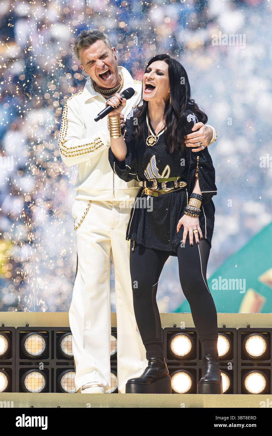 New Jersey - 13 juillet : Robbie Williams et Laura Pausini se produisent lors de la cérémonie finale avant le match de la Coupe du monde des clubs de la FIFA 2025 Banque D'Images