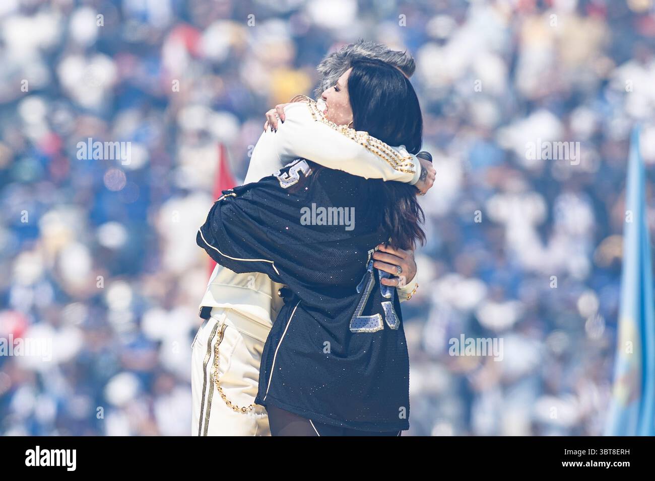 New Jersey - 13 juillet : Robbie Williams et Laura Pausini se produisent lors de la cérémonie finale avant le match de la Coupe du monde des clubs de la FIFA 2025 Banque D'Images