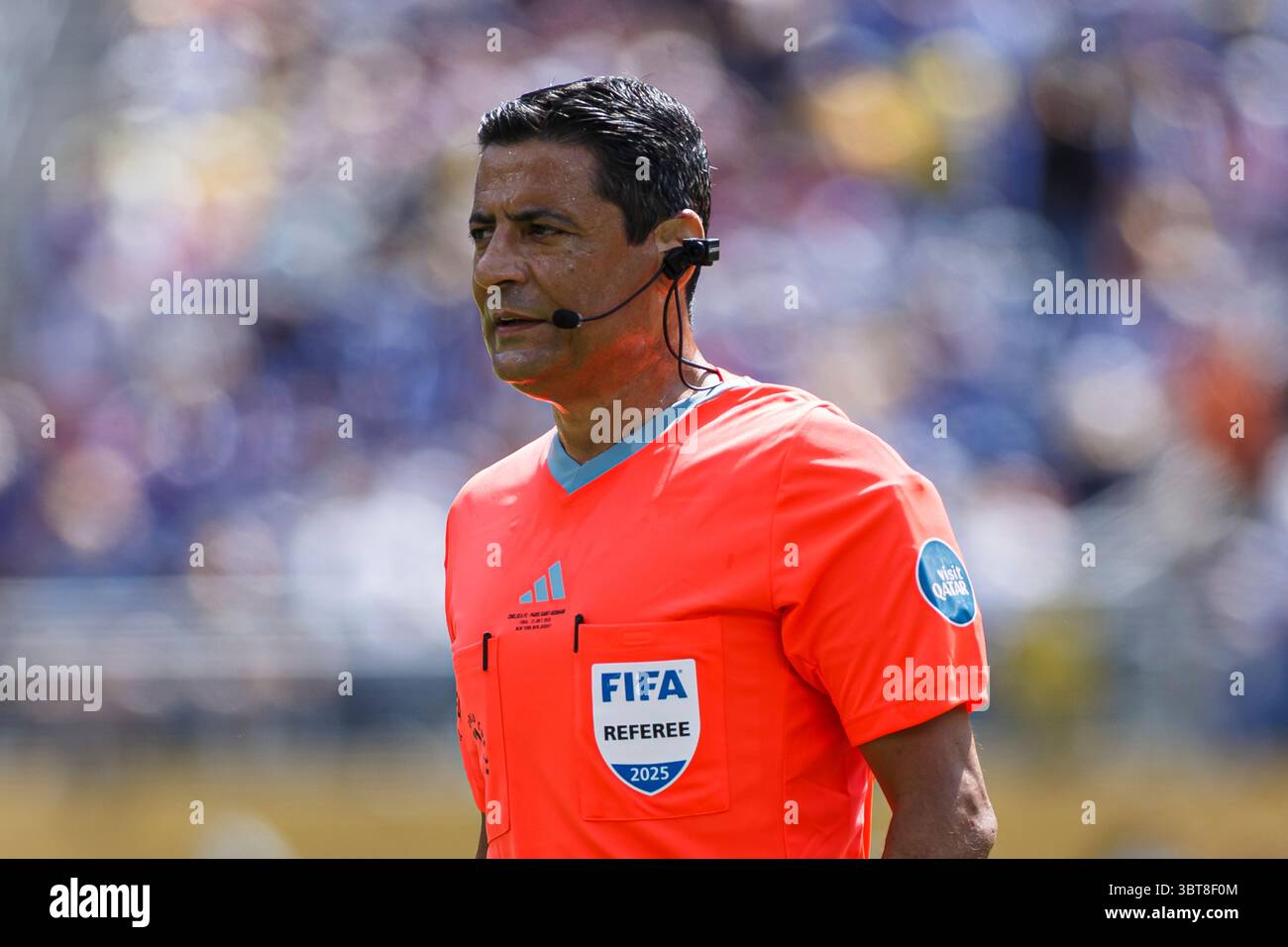 New Jersey - 13 juillet : L'arbitre Alireza Faghani fait un geste lors de la finale de la Coupe du monde des clubs FIFA 2025 entre le Chelsea FC et le Paris Saint-Germain au M. Banque D'Images New Jersey - 13 juillet : L'arbitre Alireza Faghani fait un geste lors de la finale de la Coupe du monde des clubs FIFA 2025 entre le Chelsea FC et le Paris Saint-Germain au M. Banque D'Images