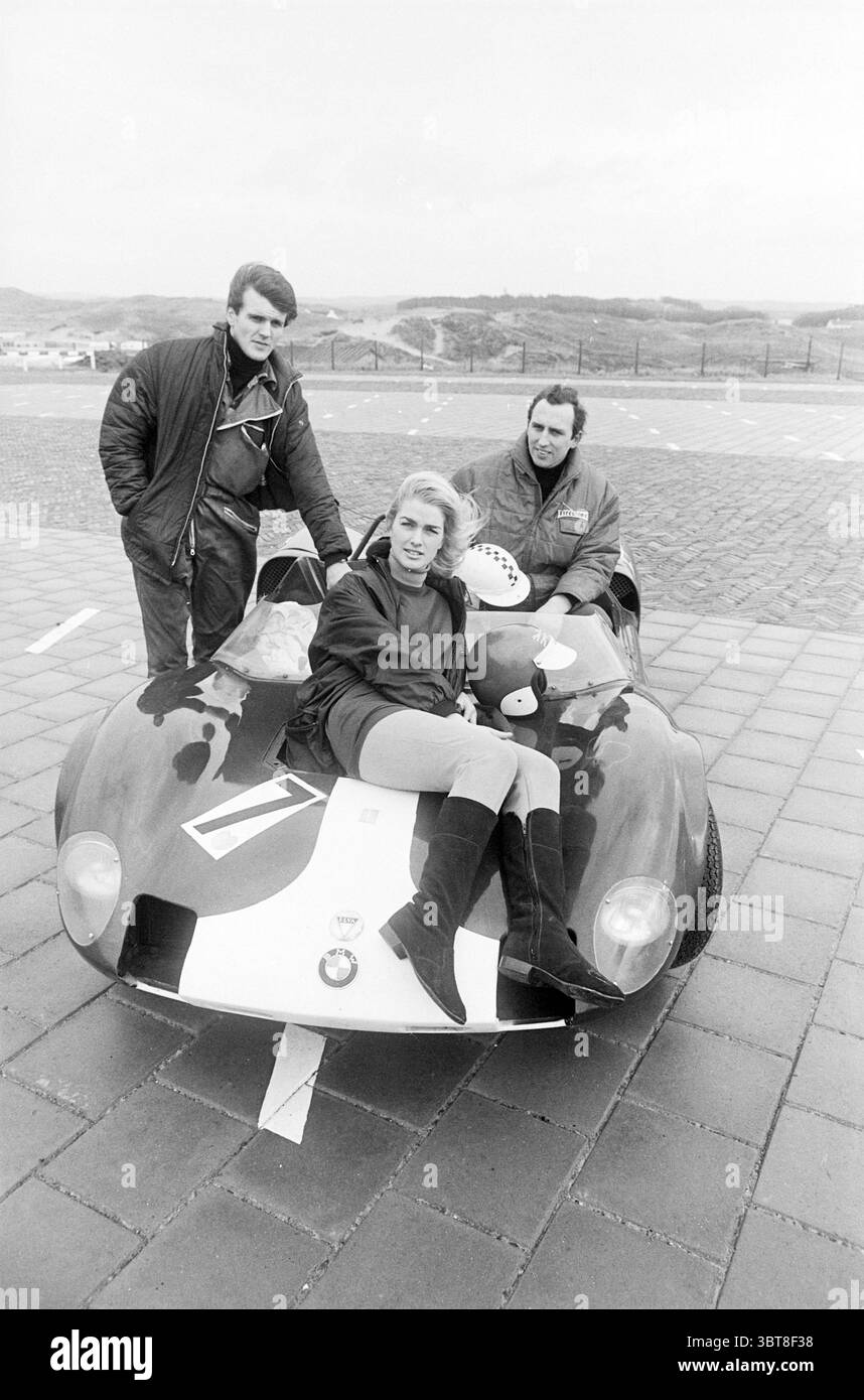 Assis sur le capot de la voiture Banque d'images noir et blanc - Alamy