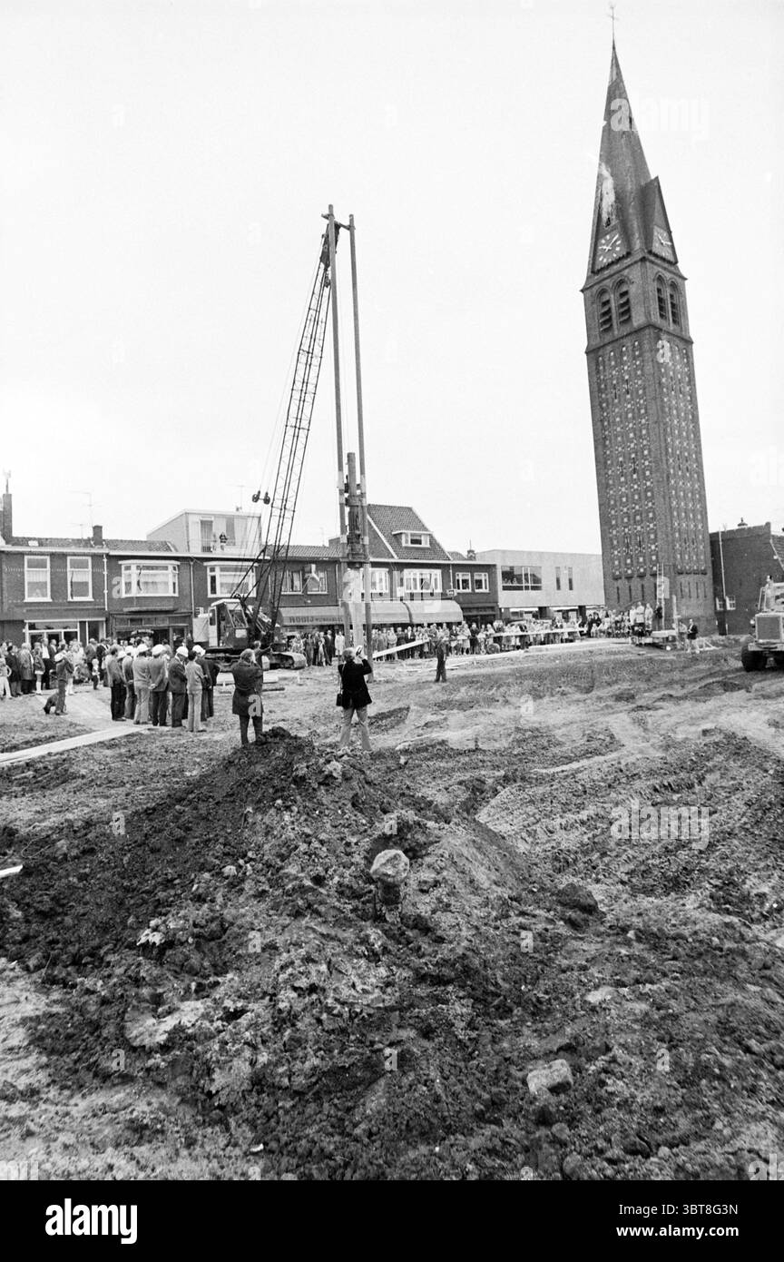 1st pole Church A'damstraat First pole pole, Whizgle News, Dutch Desk, pays-Bas, 1950 - 2000 le 30-07-1973. Ces rubriques apparaissent dans l'image. La scène représente un chantier de construction animé dans un cadre urbain, marqué par une activité continue et la présence de diverses personnes. Au premier plan, de grands tas de terre sombre et de sol meuble sont dispersés sur le sol, signifiant l'excavation et la préparation pour la construction. De la machinerie lourde, peut-être une grue ou une perceuse, se tient haute du côté gauche, démontrant l'ampleur des travaux de construction en cours. En arrière-plan, une grande horloge distinctive à Banque D'Images
