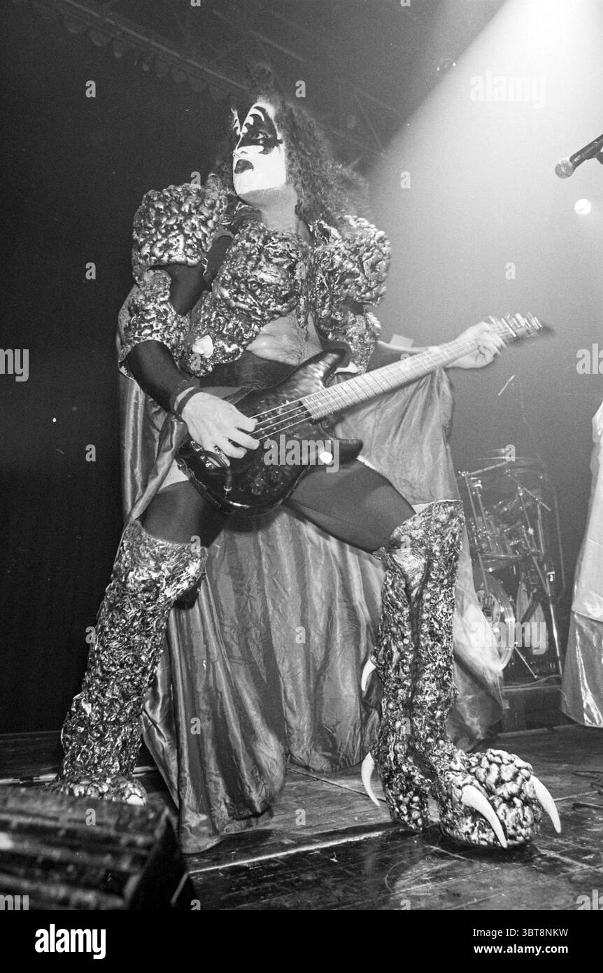 Kiss This White Theater, Whizgle News, Dutch Desk, pays-Bas, 1950 - 2000 on 10-11-1995. Ces rubriques sont illustrées dans l'image. La scène capture un moment dynamique sur une scène, mettant principalement en vedette un interprète dans une tenue théâtrale saisissante. L'individu est vêtu d'un costume élaboré qui scintille avec des motifs complexes, mettant en valeur un mélange de teintes argentées et noires. L'aspect remarquable du costume est les épaulettes qui créent une silhouette dramatique, donnant à l'interprète une présence imposante. Leur visage est fortement maquillé, orné de peinture blanche et noire audacieuse, améliorant le theatr Banque D'Images