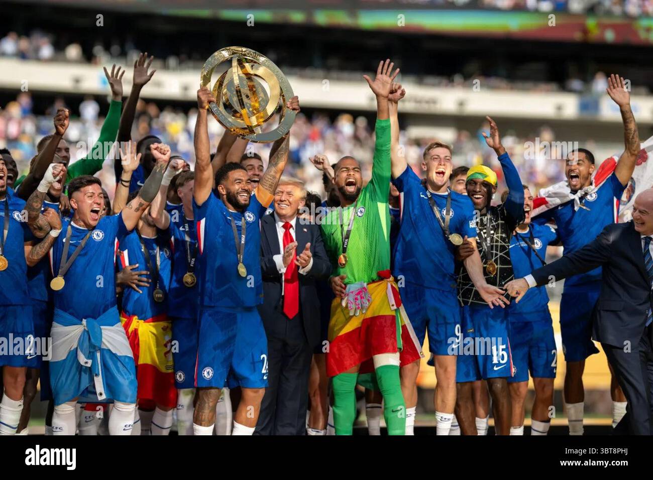 Le président Donald J. Trump rejoint les joueurs de Chelsea alors qu'ils célèbrent leur victoire en Coupe du monde des clubs de la FIFA, remportant le trophée du championnat après leur victoire 3-0 sur le Paris Saint-Germain au MetLife Stadium à East Rutherford, New Jersey. 13 juillet 2025. Image reproduite avec l'aimable autorisation de la Maison Blanche. Banque D'Images