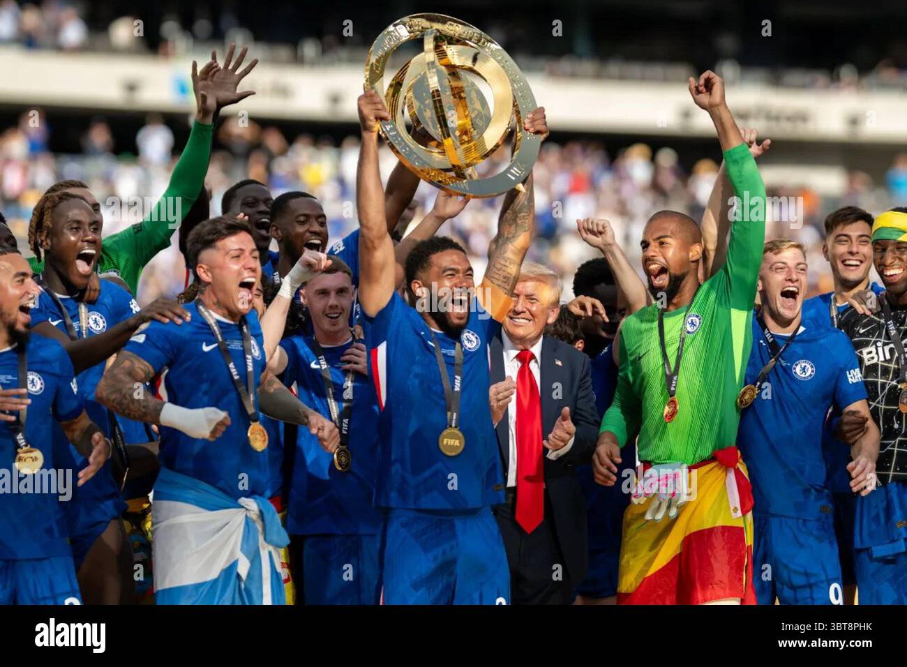 Le président Donald J. Trump rejoint les joueurs de Chelsea alors qu'ils célèbrent leur victoire en Coupe du monde des clubs de la FIFA, remportant le trophée du championnat après leur victoire 3-0 sur le Paris Saint-Germain au MetLife Stadium à East Rutherford, New Jersey. 13 juillet 2025. Image reproduite avec l'aimable autorisation de la Maison Blanche. Banque D'Images