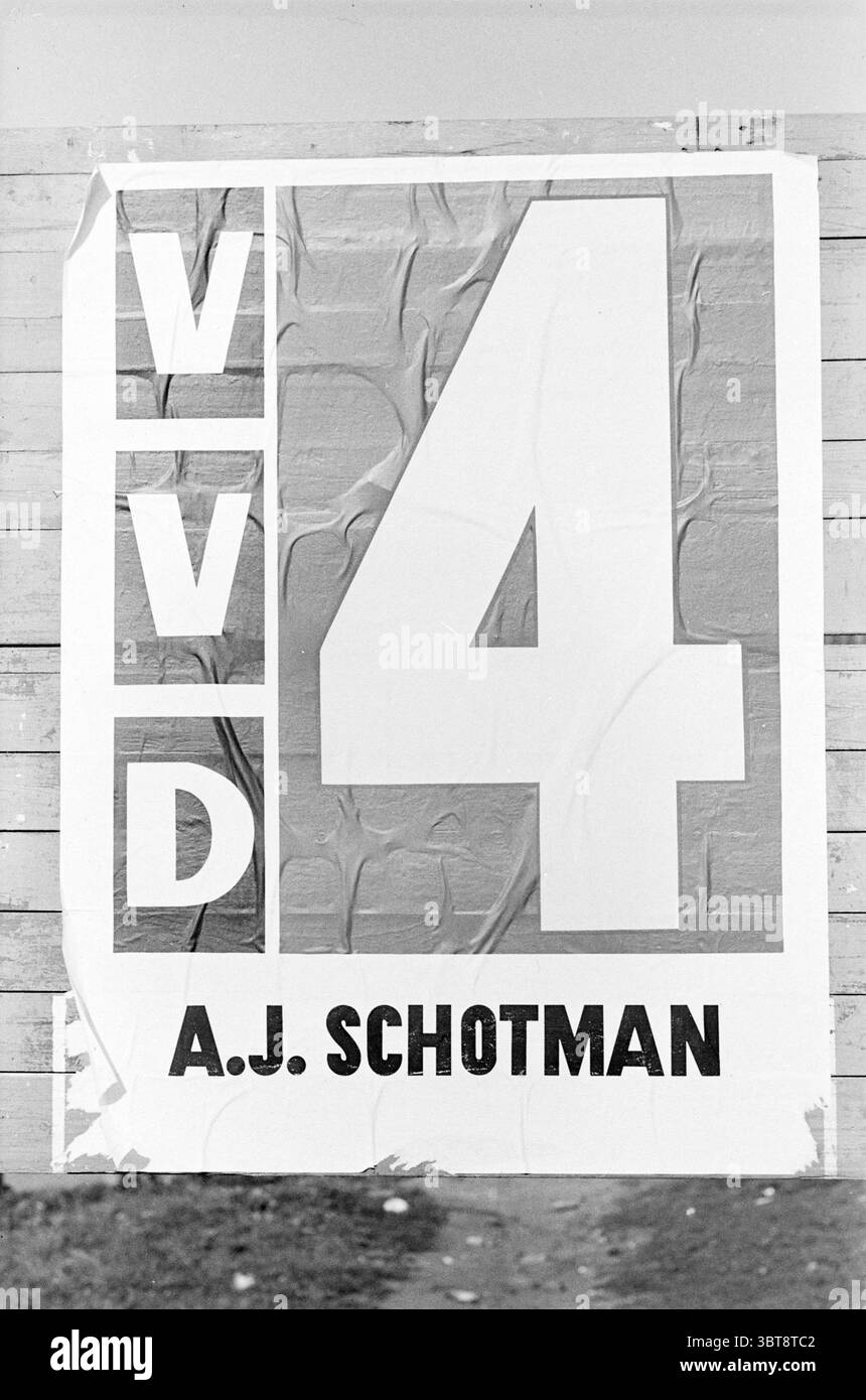 Élections Velsen Elections, Whizgle News, Dutch Desk, pays-Bas, 1950 - 2000 le 20-05-1966. Ce sont les éléments de l'image. La scène présente une grande affiche bien en vue attachée à une surface en bois texturée et blanchie à la chaux. L'affiche est dominée par une typographie audacieuse et en blocs qui capte l'attention immédiate. Les chiffres et les lettres présentent un contraste saisissant dans les couleurs, le chiffre '4' se démarquant comme particulièrement important, occupant la majeure partie de l'espace central. Le fond de la surface en bois montre des signes d'usure, avec de la peinture décolorée et de légères imperfections Banque D'Images