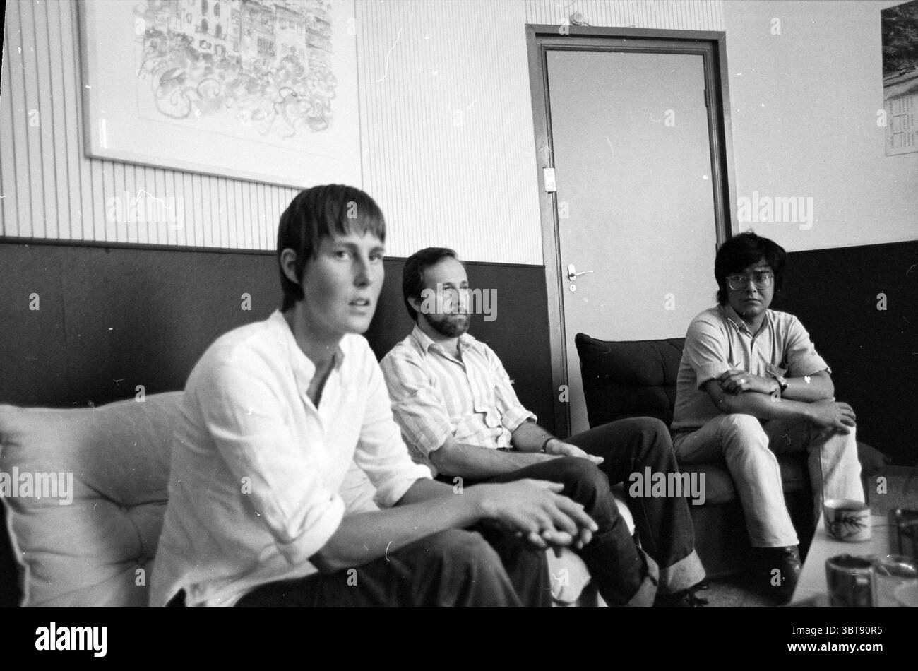 Psychologue Choy + patients médecins, Whizgle News, Dutch Desk, pays-Bas, 1950 - 2000 le 12-08-1981. Voici les rubriques de l'image. La scène présente un intérieur spacieux, caractérisé par une esthétique minimaliste. Les murs sont peints d'une couleur claire, peut-être blanc ou beige pâle, offrant un contraste frappant avec une section de mur plus sombre et plus saturée qui s'étend à mi-chemin. Ce contraste ajoute une touche moderne au décor. Trois individus sont assis confortablement sur un canapé de couleur neutre, disposés en légère courbe pour faciliter la conversation. Chaque personne affiche un démon distinct Banque D'Images
