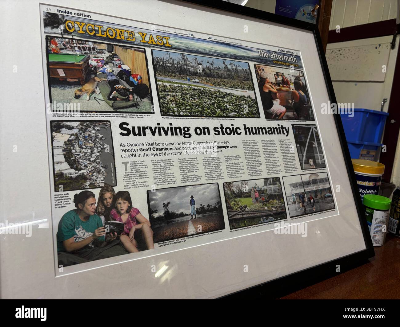 Couverture médiatique du cyclone Yasi encadrée et exposée au Babinda State Hotel, Babinda, Queensland, Australie. Pas de PR - Image de stock capturée avec un smartphone