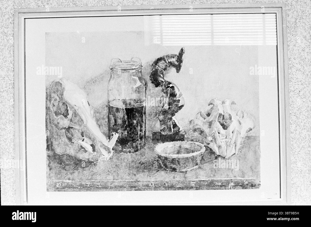 Photo de Painting, Whizgle News, Dutch Desk, pays-Bas, 1950 - 2000 sur 05-1963. Voici les rubriques de l'image. La scène présente une composition de natures mortes qui présente divers objets disposés sur une surface plane. Au premier plan, deux crânes d'animaux présentent des détails et des textures complexes, leurs surfaces semblant quelque peu altérées et vieillies. Un crâne est positionné sur le côté, révélant ses cavités oculaires et sa mâchoire pointue, tandis que l'autre est plus droit, montrant sa forme allongée. A côté des crânes, il y a un bocal en verre rempli d’un liquide foncé, qui réf Banque D'Images