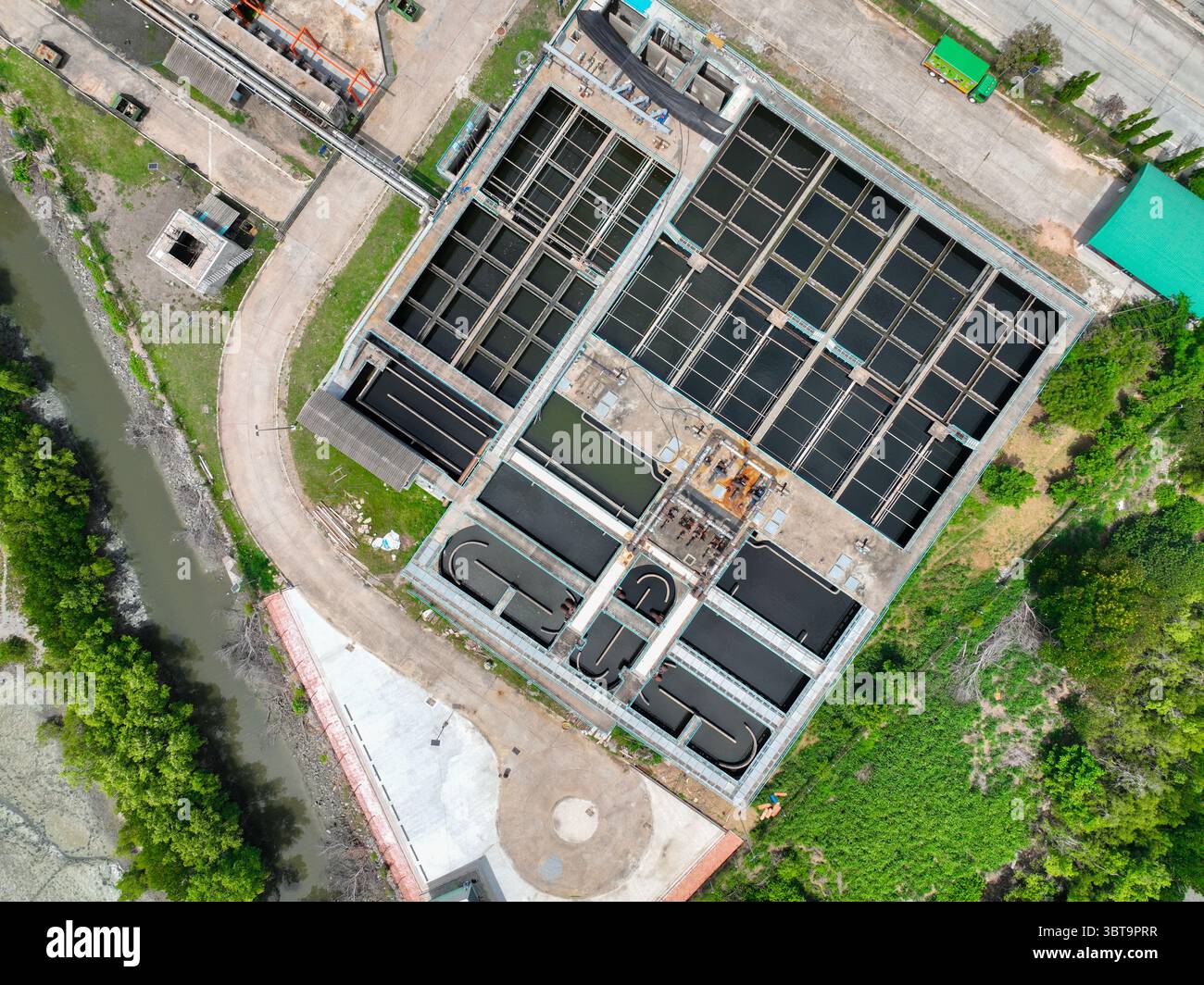 Usine durable de traitement de l'eau avec des systèmes de purification modernes dans Une installation municipale mettant en évidence l'ingénierie environnementale et le Conserv de ressources Banque D'Images