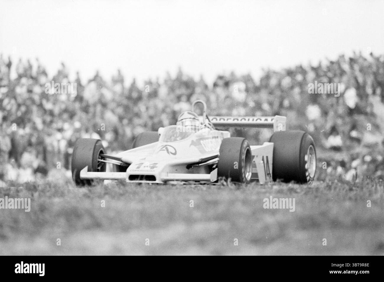 Grand Prix Zandvoort Grand Prix, Whizgle News, Dutch Desk, pays-Bas, 1950 - 2000 sur 27-08-1978. L'image montre ces rubriques. La scène capture un moment dans un événement de sport automobile où une voiture de course, principalement blanche avec des accents de rouge et de bleu, est placée sur fond de spectateurs. Le véhicule est bas au sol, avec un aérodynamisme élégant, y compris un nez pointu et des pneus larges qui suggèrent des performances à haute vitesse. Le cadre est en plein air, éventuellement sur un circuit de course, avec une foule de spectateurs en arrière-plan. Ils apparaissent dans différentes nuances de vêtements, avec quelques individus s Banque D'Images