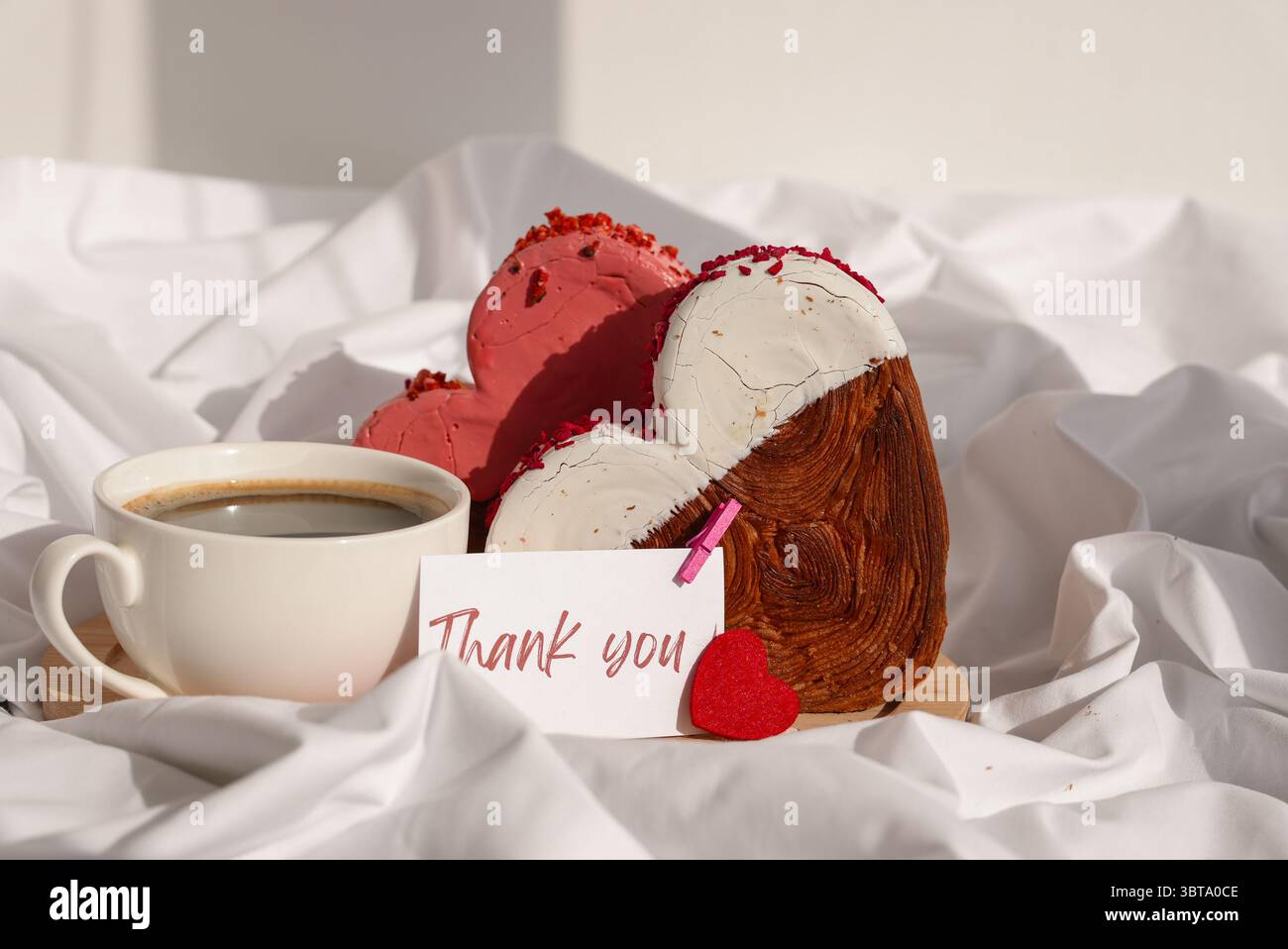 Message texte DE REMERCIEMENT carte papier petit déjeuner matin Saint-Valentin célébration d'anniversaire délicieux croissants frais de variété garni de saveur colorée Ganache. Création unique boulangerie en forme de coeur. Feuilleté de vacances amour cadeau idée de cadeau cadeau. Copier l'espace Banque D'Images