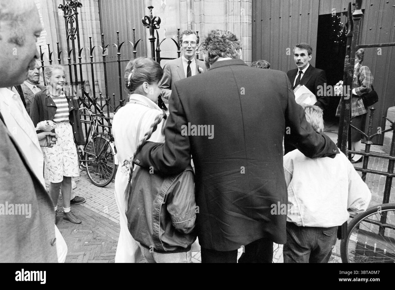 Ouverture de l'hôtel de ville par le ministre Lubbers dévoilement de la peinture de la grande église Haarlem ville ouverte protester contre les centres communautaires pendant la journée de la ville ouverte de Haarlem cours pour enfants dans le journal avec le ministre Lubbers Haarlem enfants enfants maisons d'enfants fête d'enfants enfants révélations Haarlem pays-Bas, Whizgle News, Dutch Desk, pays-Bas, 1950 - 2000 le 21-06-1986. Ces rubriques apparaissent dans l'image. La scène représente un rassemblement à l'extérieur d'un bâtiment, capturant probablement un moment de célébration ou de réunion. Un groupe de personnes se tient dans diverses poses et arrangements, leurs expressions variées, sug Banque D'Images