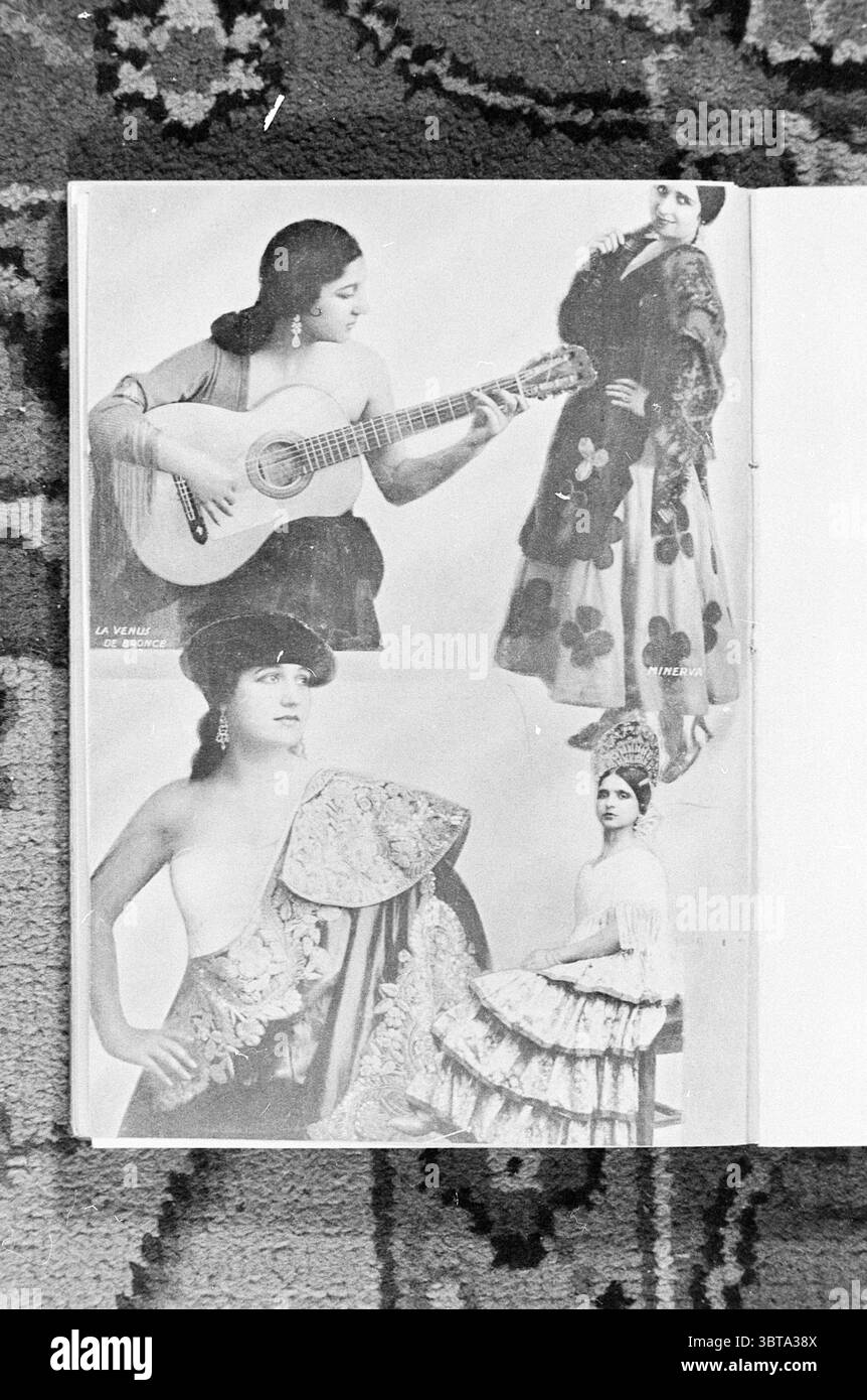 Livre ouvert avec (espagnol ?) Danseurs couchés sur tapis., Whizgle News, Dutch Desk, pays-Bas, 1950 - 2000. L'image montre ces rubriques. La scène présente un collage de quatre figures distinctes, chacune mettant en valeur un fort sens du caractère et du style. En haut à gauche, une femme joue de la guitare, sa posture formant une courbe gracieuse en se penchant légèrement en avant, ses cheveux foncés encadrant son visage. Elle porte une robe fluide de couleur claire agrémentée de motifs complexes, évoquant un sentiment d'élégance traditionnelle. Banque D'Images