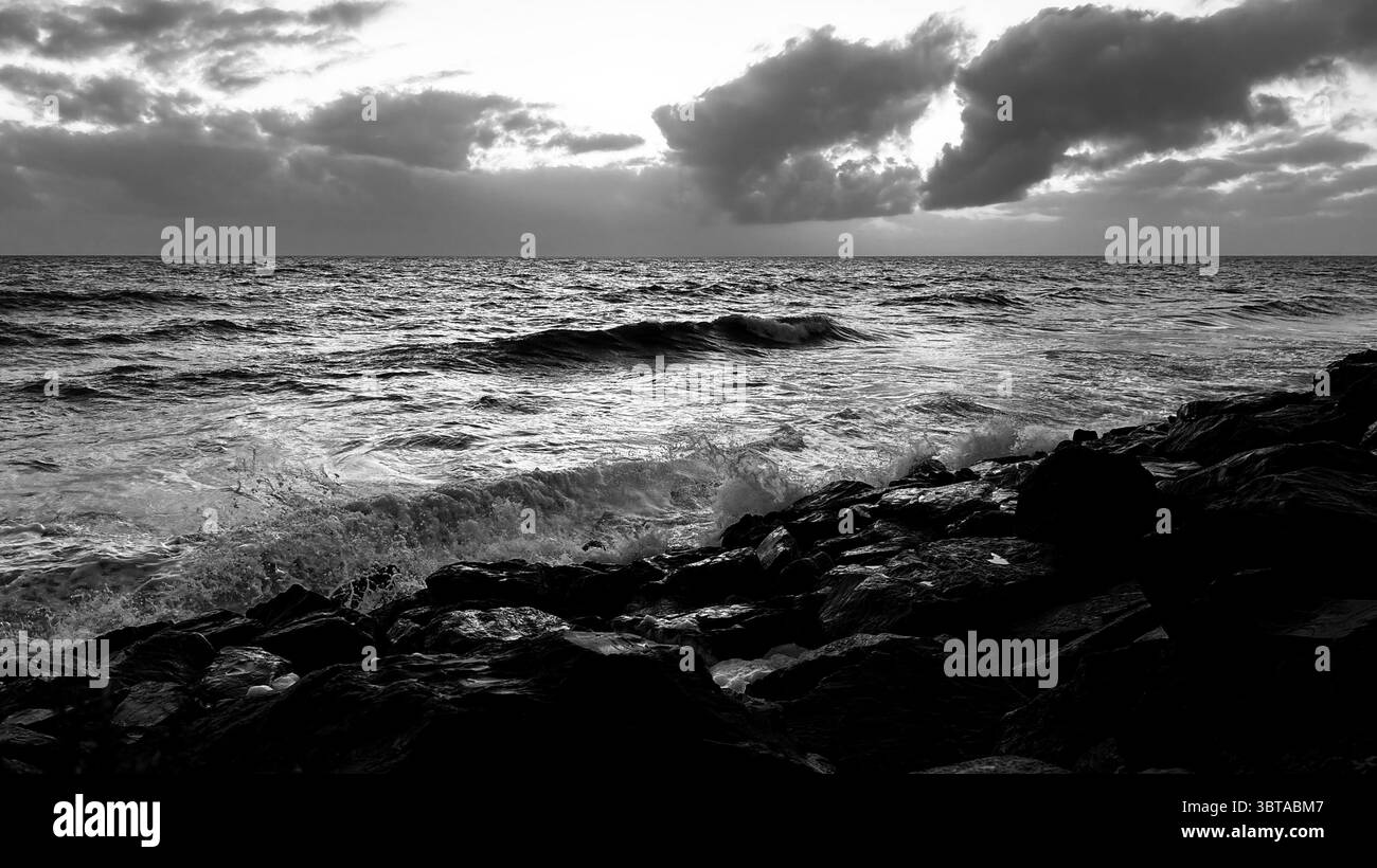 Coucher de soleil sur la plage du parc Somerton avec de grosses vagues Banque D'Images
